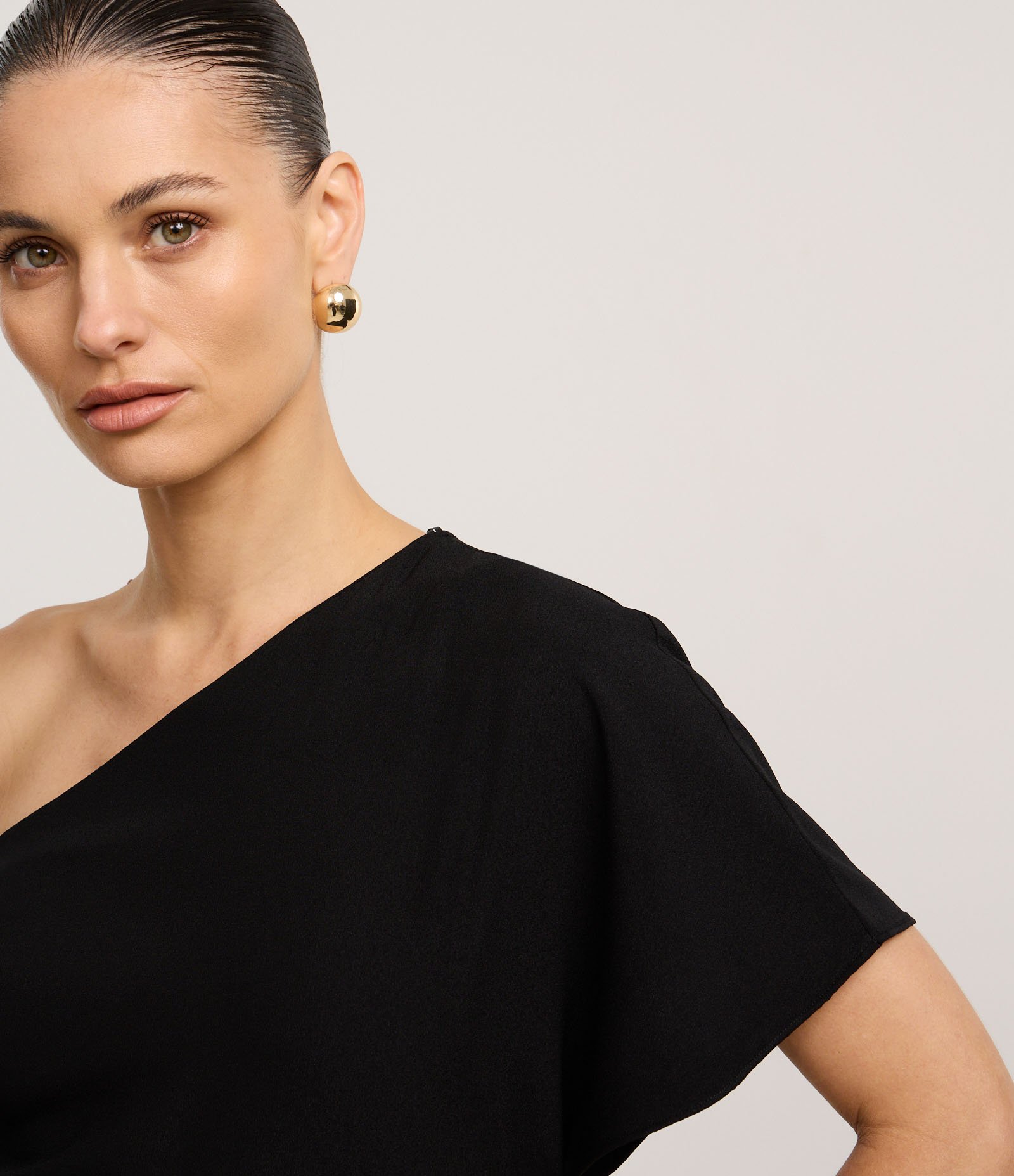 Macacão Alfaiatado com Decote Ombro Só e Passantes Preto 3