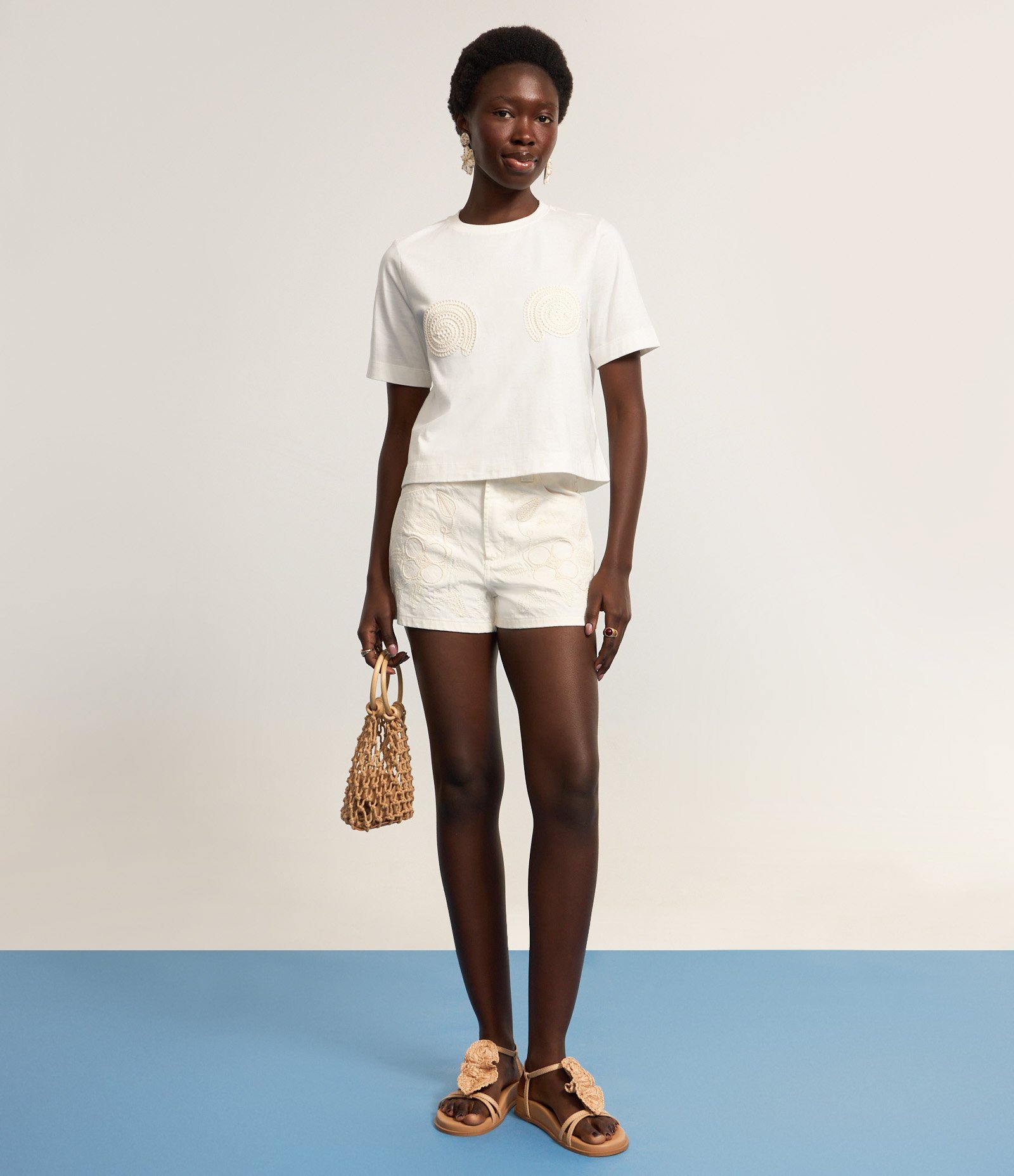 Short Slim Cintura Alta em Sarja com Bordado Floral Off White 5