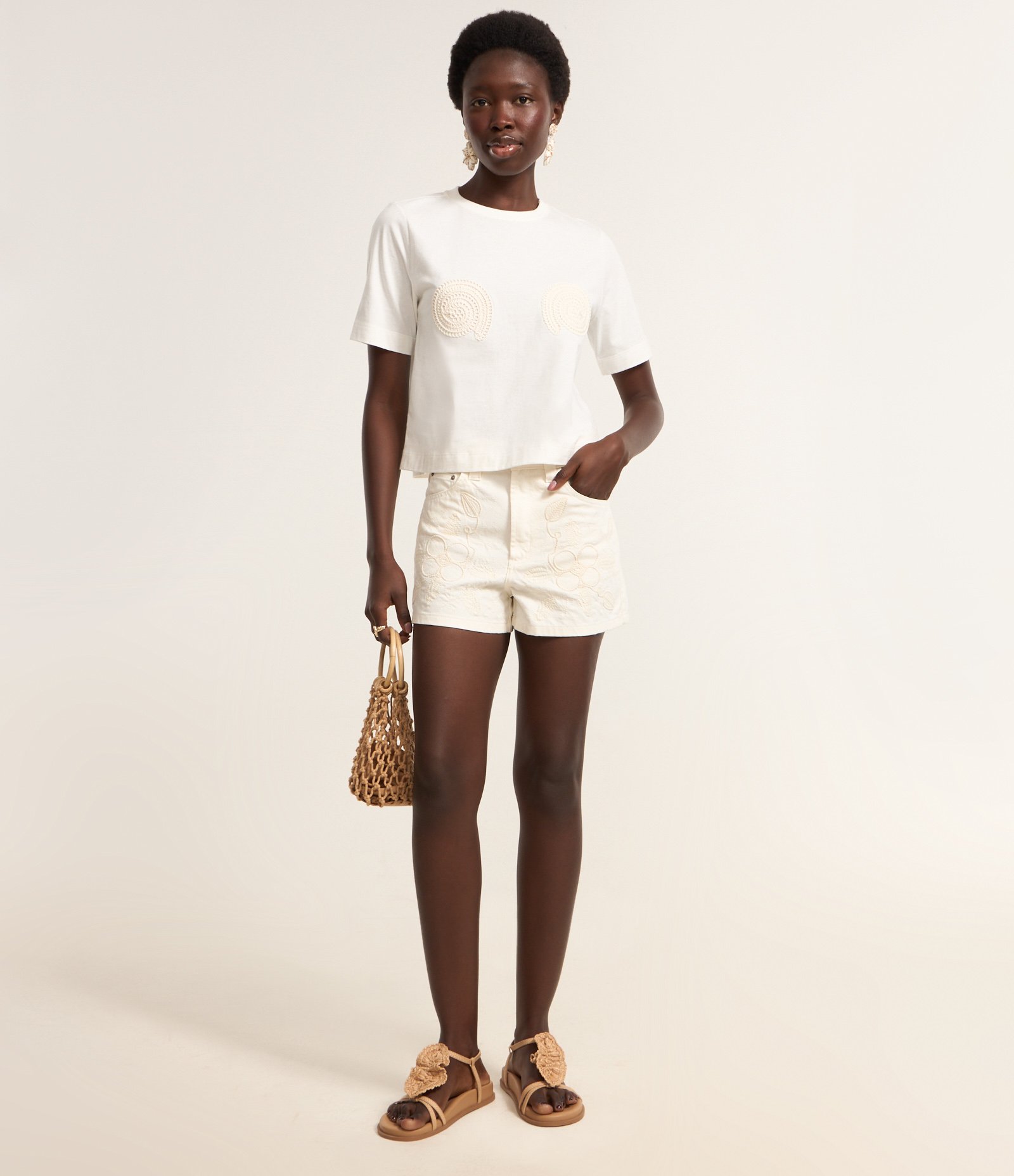 Short Slim Cintura Alta em Sarja com Bordado Floral Off White 1