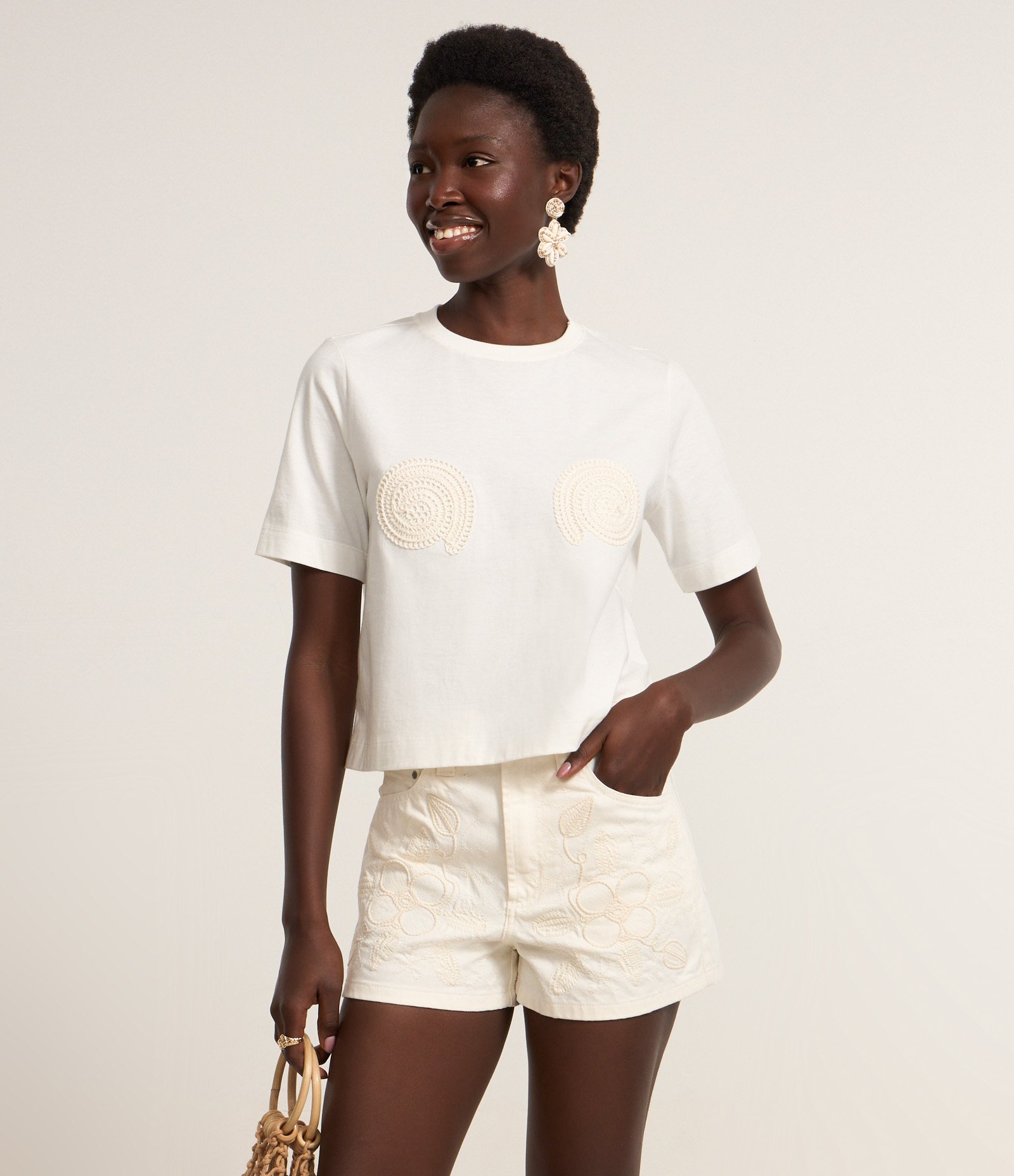 Short Slim Cintura Alta em Sarja com Bordado Floral Off White 2