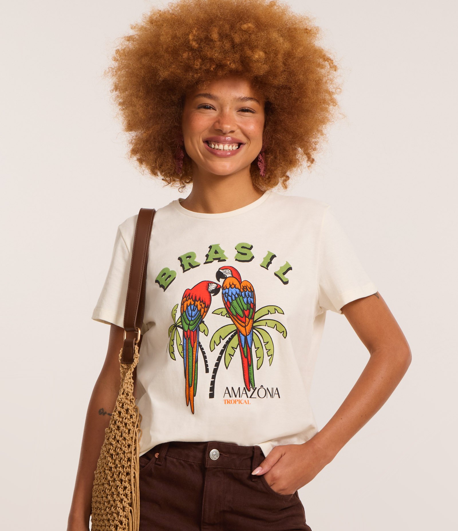 Camiseta T-Shirt em Algodão com Estampa de Araras e Lettering Brasil Amazônia Branco 1