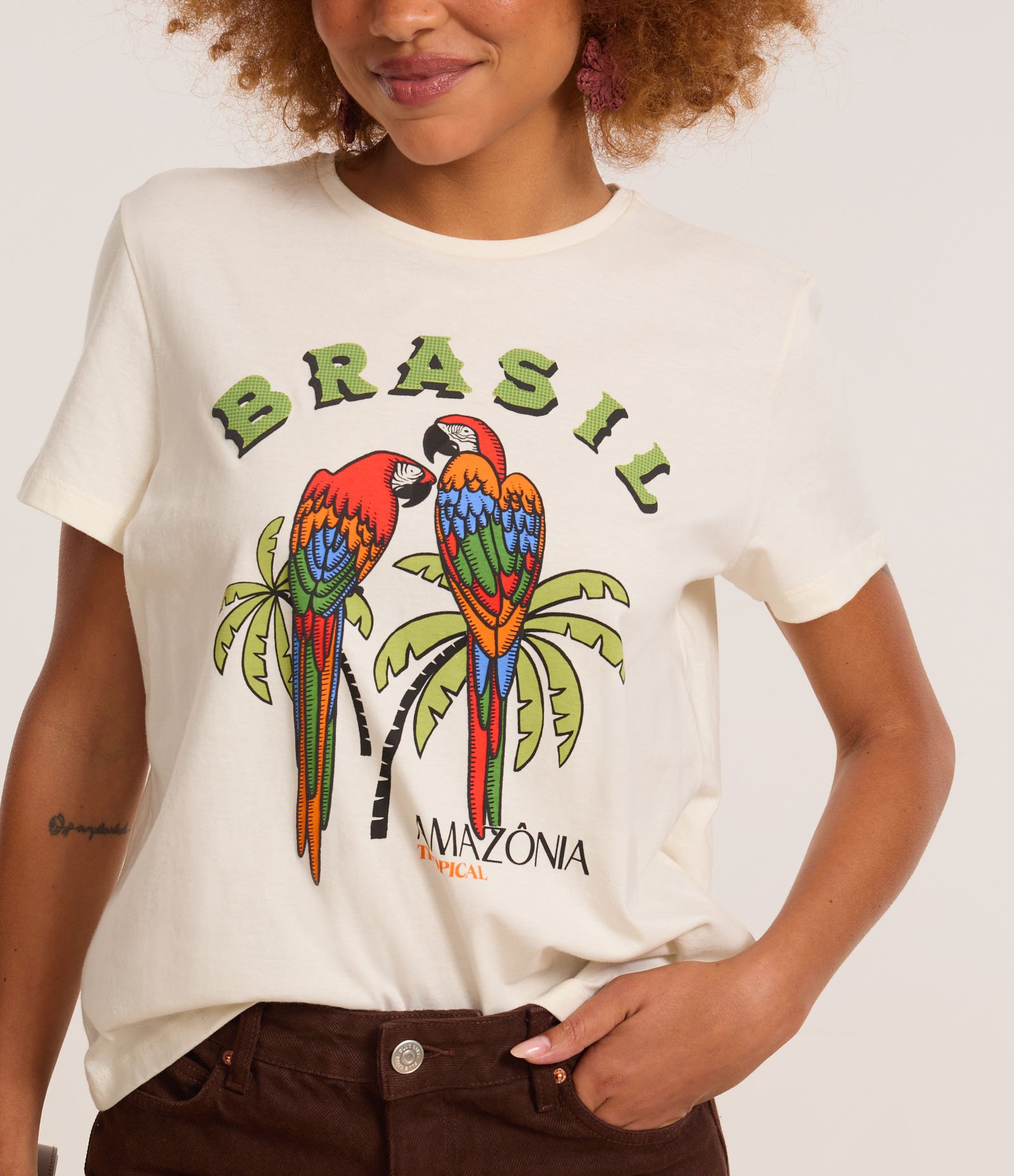 Camiseta T-Shirt em Algodão com Estampa de Araras e Lettering Brasil Amazônia Branco 3