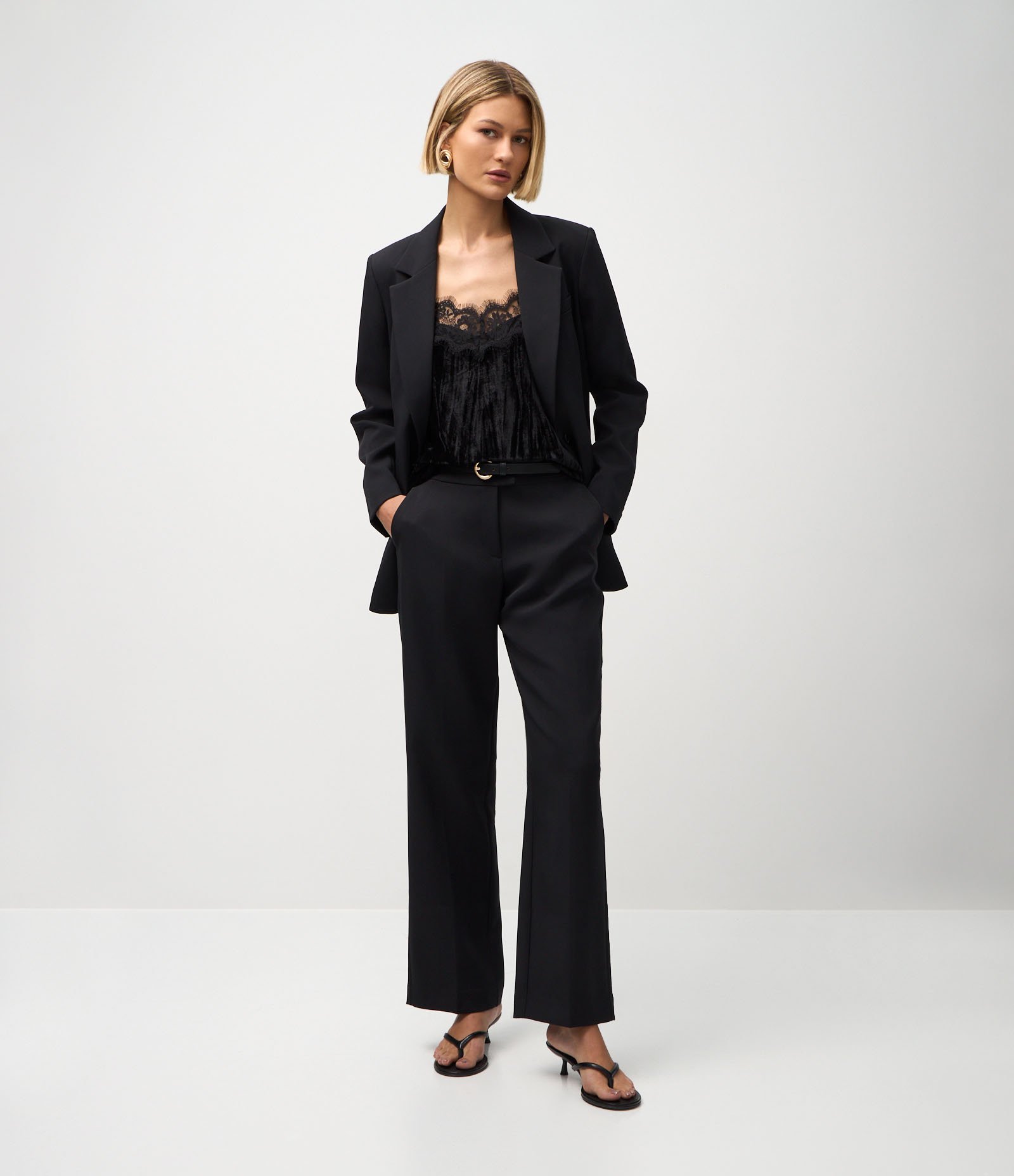 Blazer Regular em Alfaiataria com Botões e Bolsos Frontais Preto 2