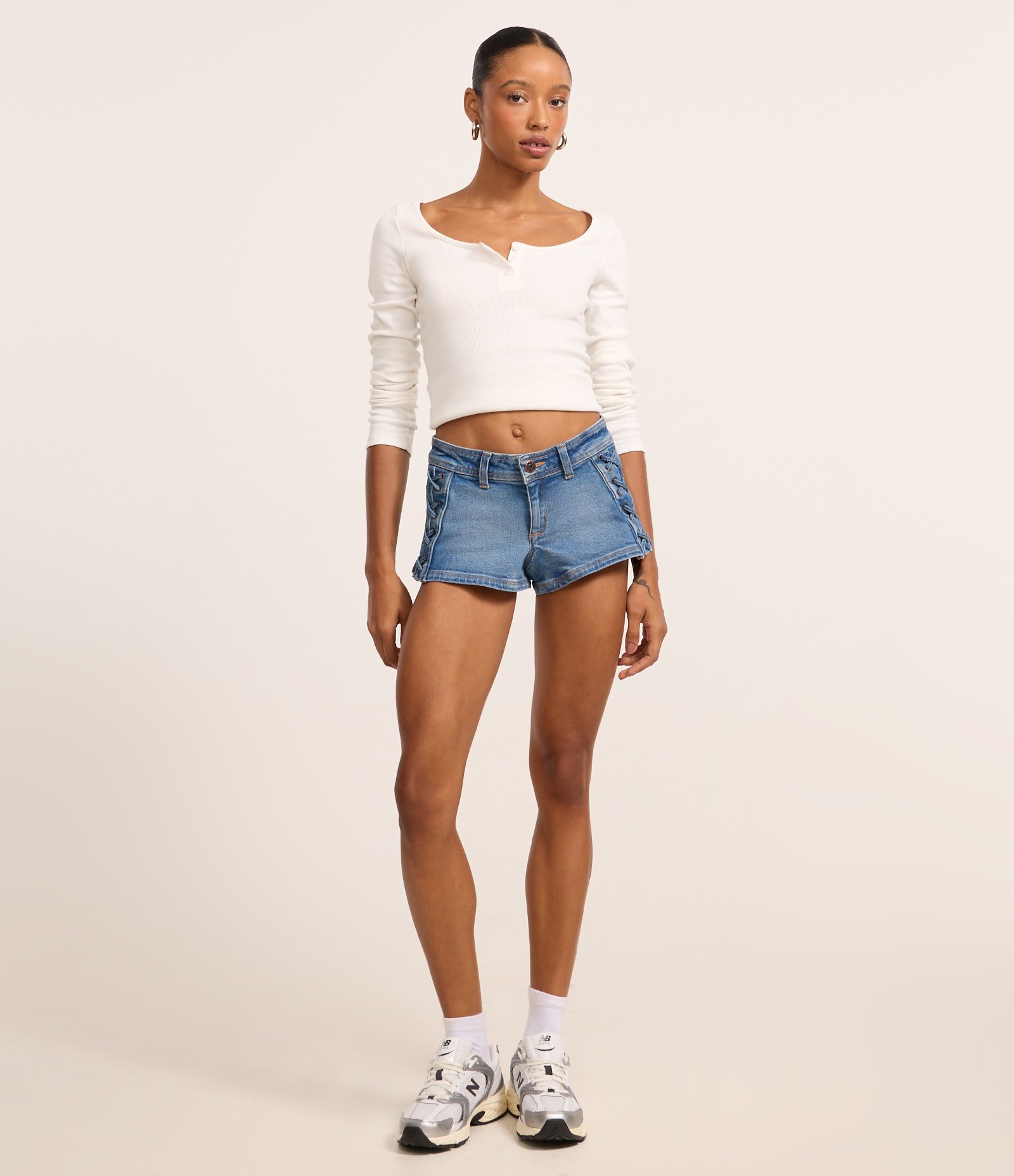 Short em Jeans com Bolsos e Entrelaçado Lateral Médio 1