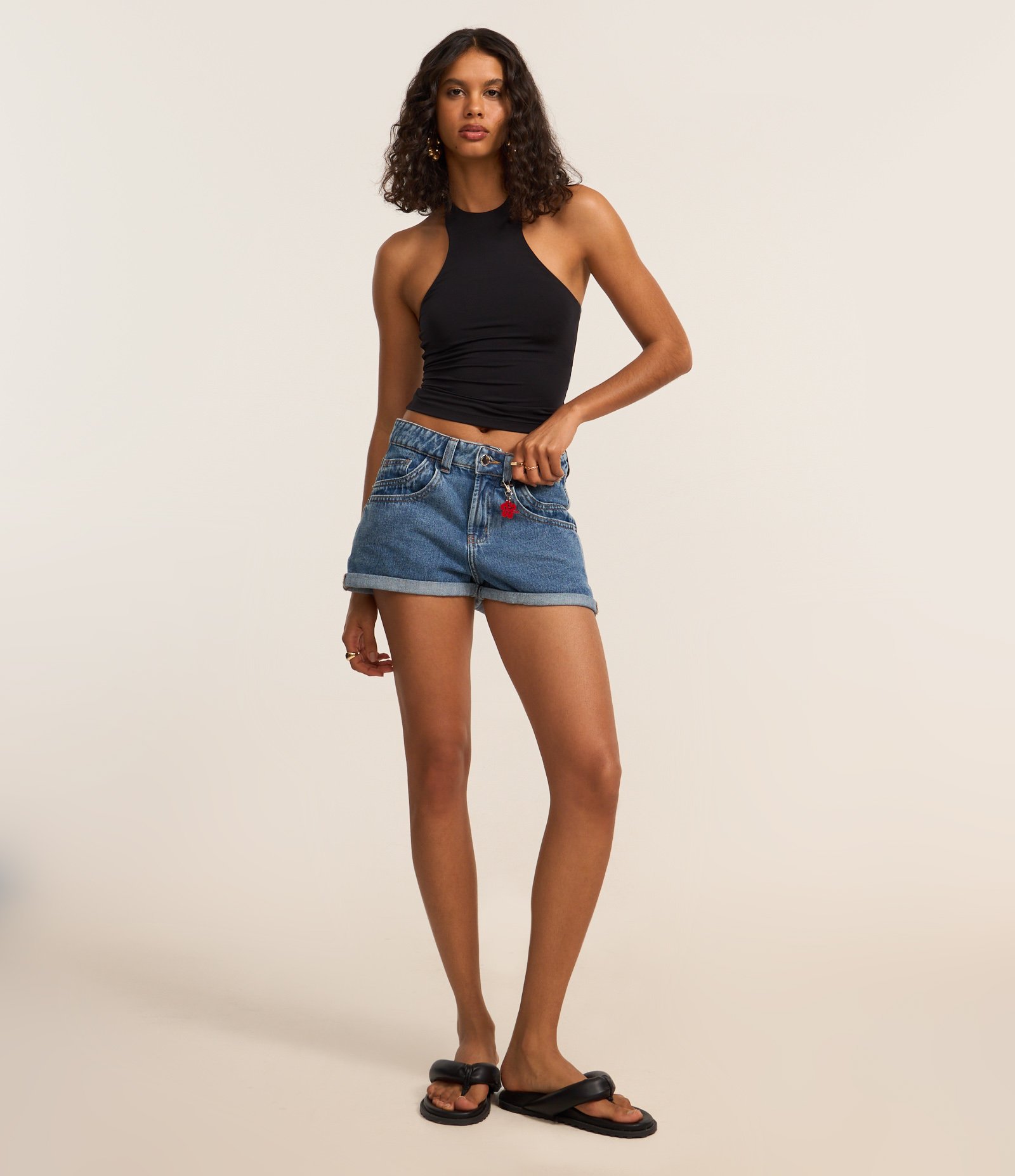 Short Slim Cintura Alta em Jeans com Pingente Floral Médio 1