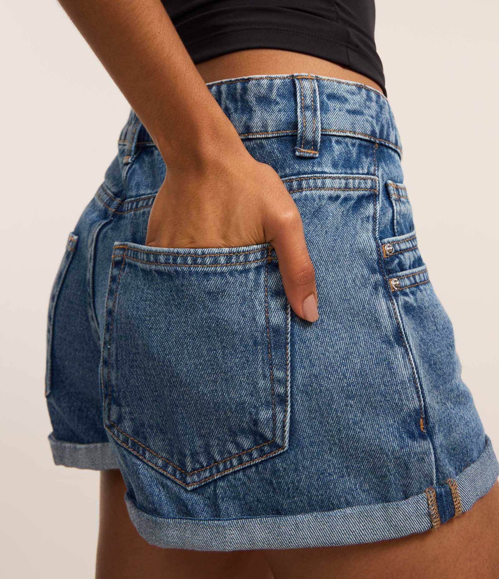 Short Slim Cintura Alta em Jeans com Pingente Floral Médio 5