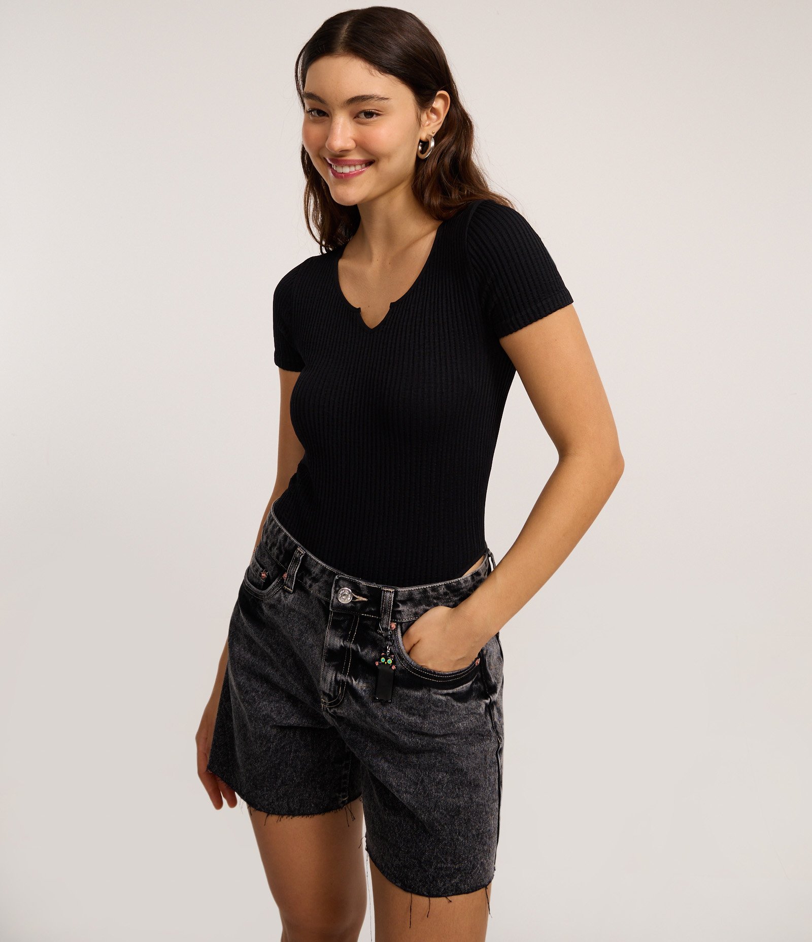 Short Mom em Jeans Marmorizado com Barra Cortada Preto 2
