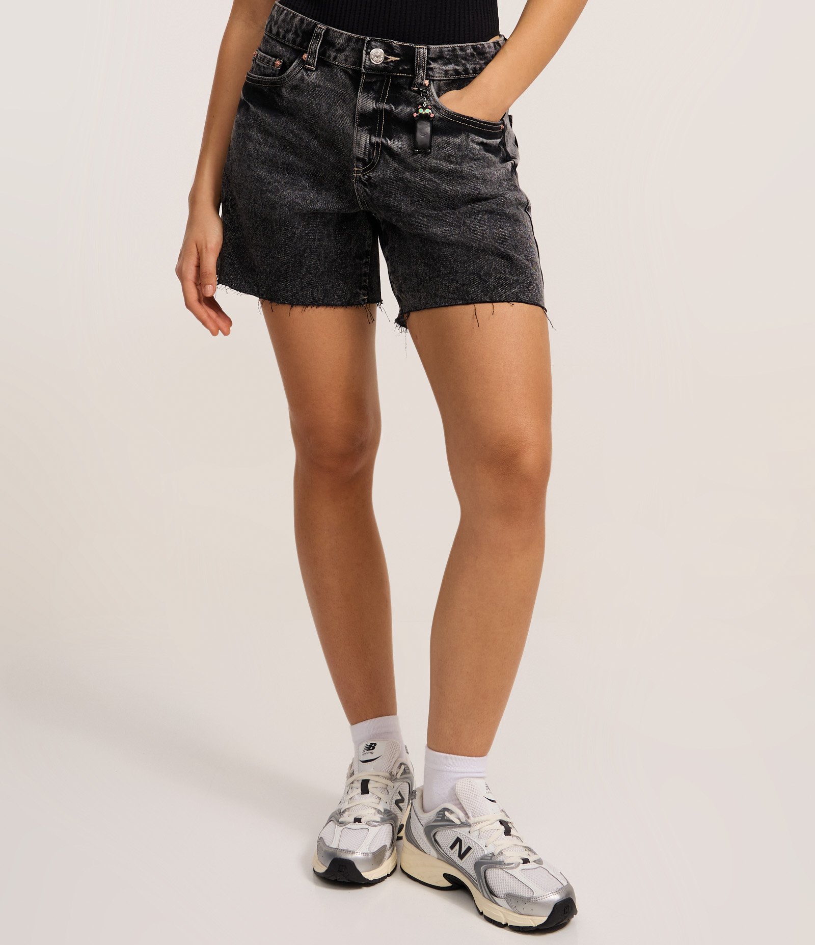 Short Mom em Jeans Marmorizado com Barra Cortada Preto 3