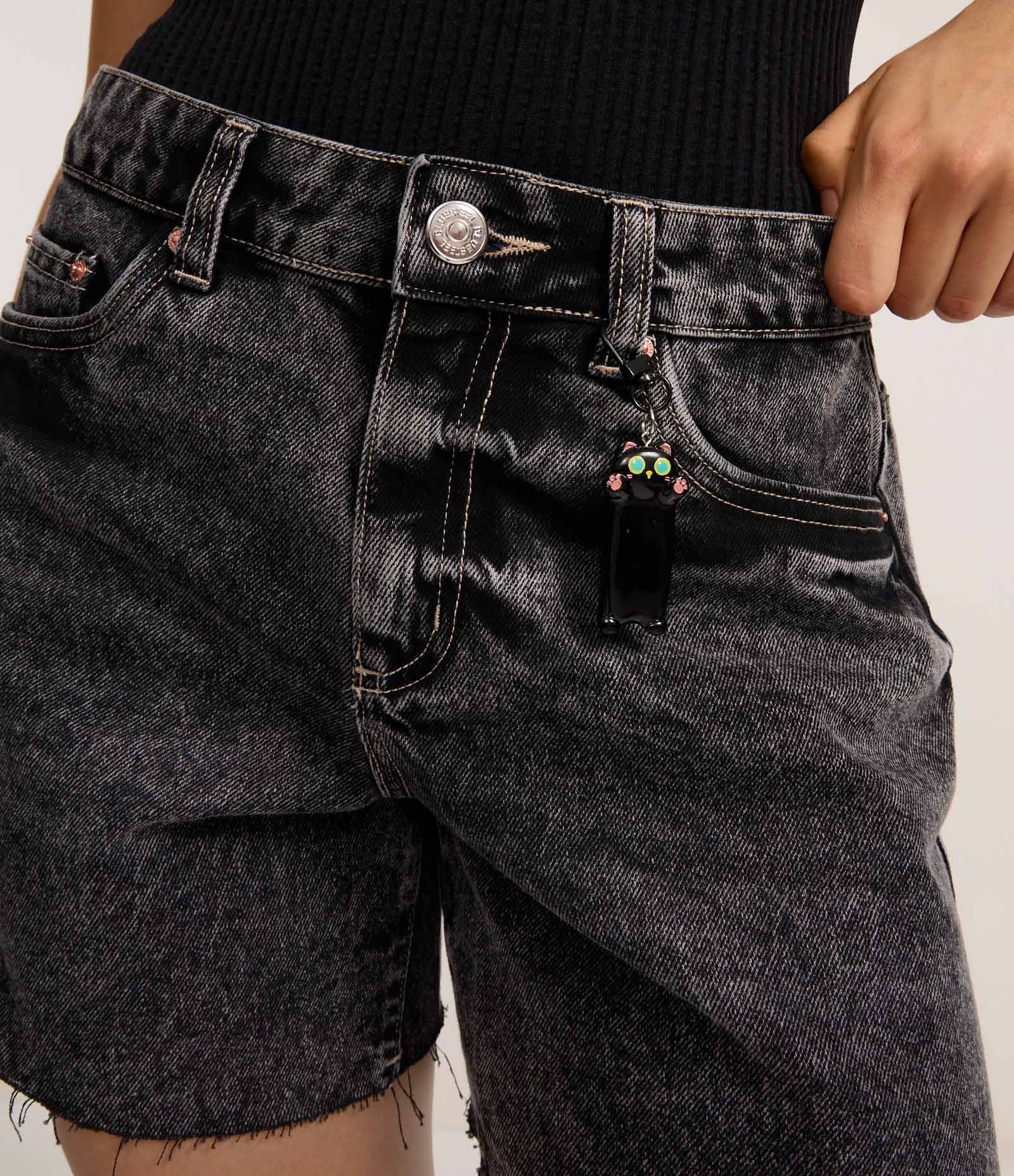Short Mom em Jeans Marmorizado com Barra Cortada Preto 4