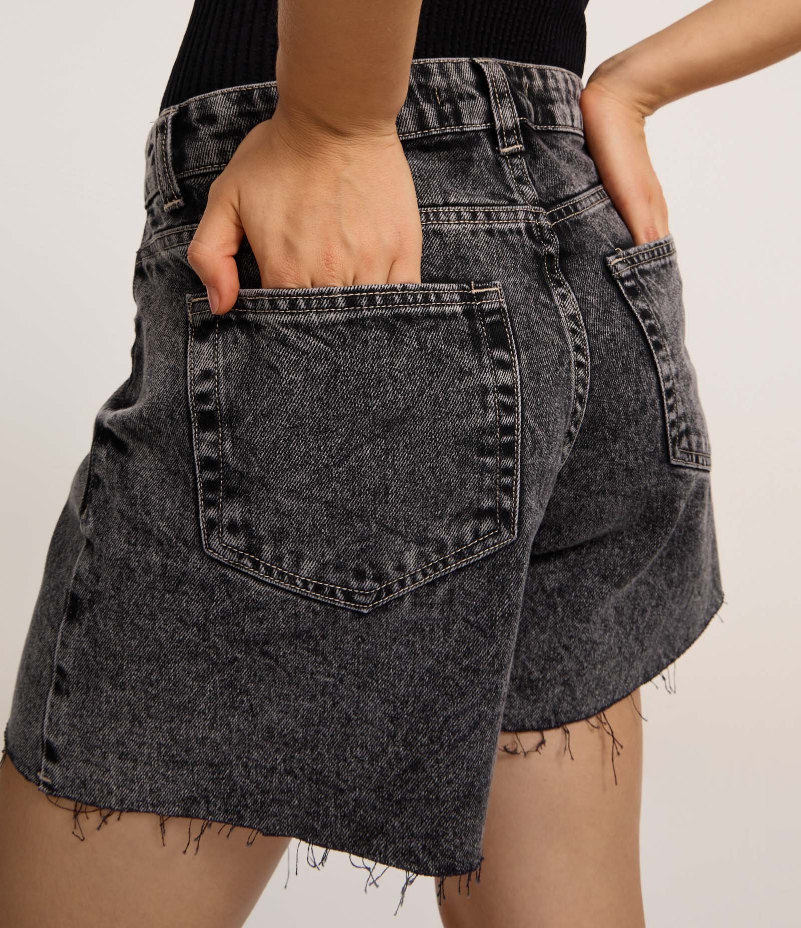 Short Mom em Jeans Marmorizado com Barra Cortada Preto 5