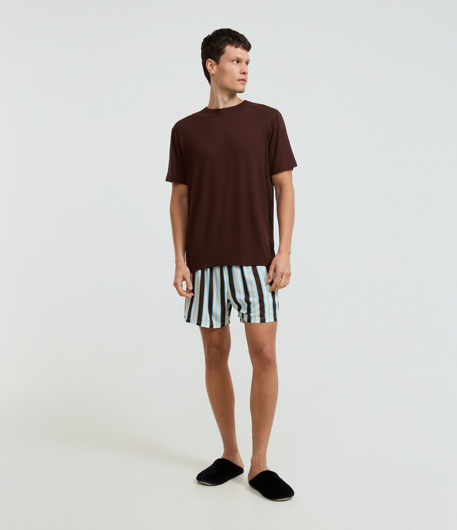 Pijama Curto em Viscose com Estampa de Listras Verticais Marrom 1
