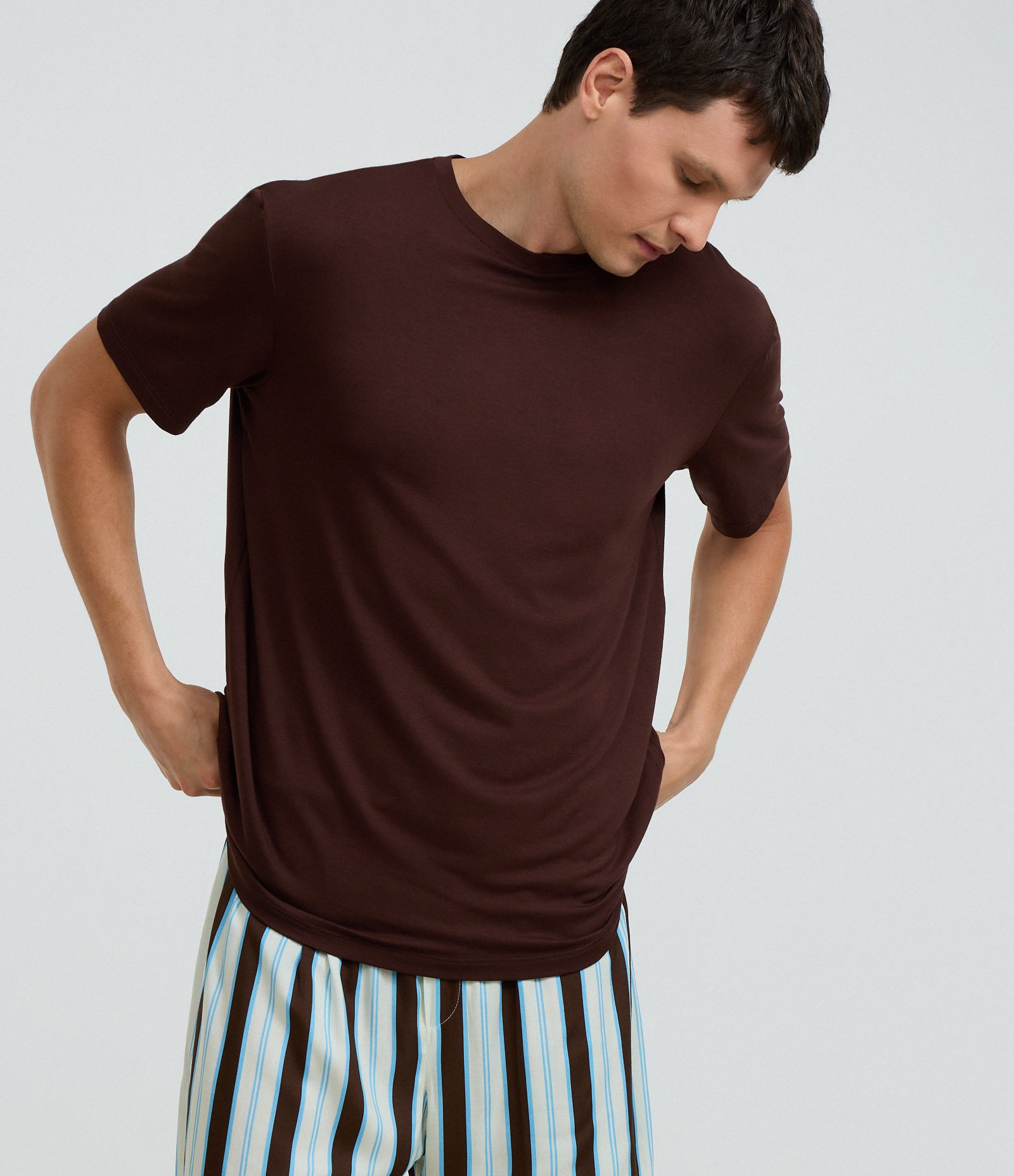 Pijama Curto em Viscose com Estampa de Listras Verticais Marrom 2