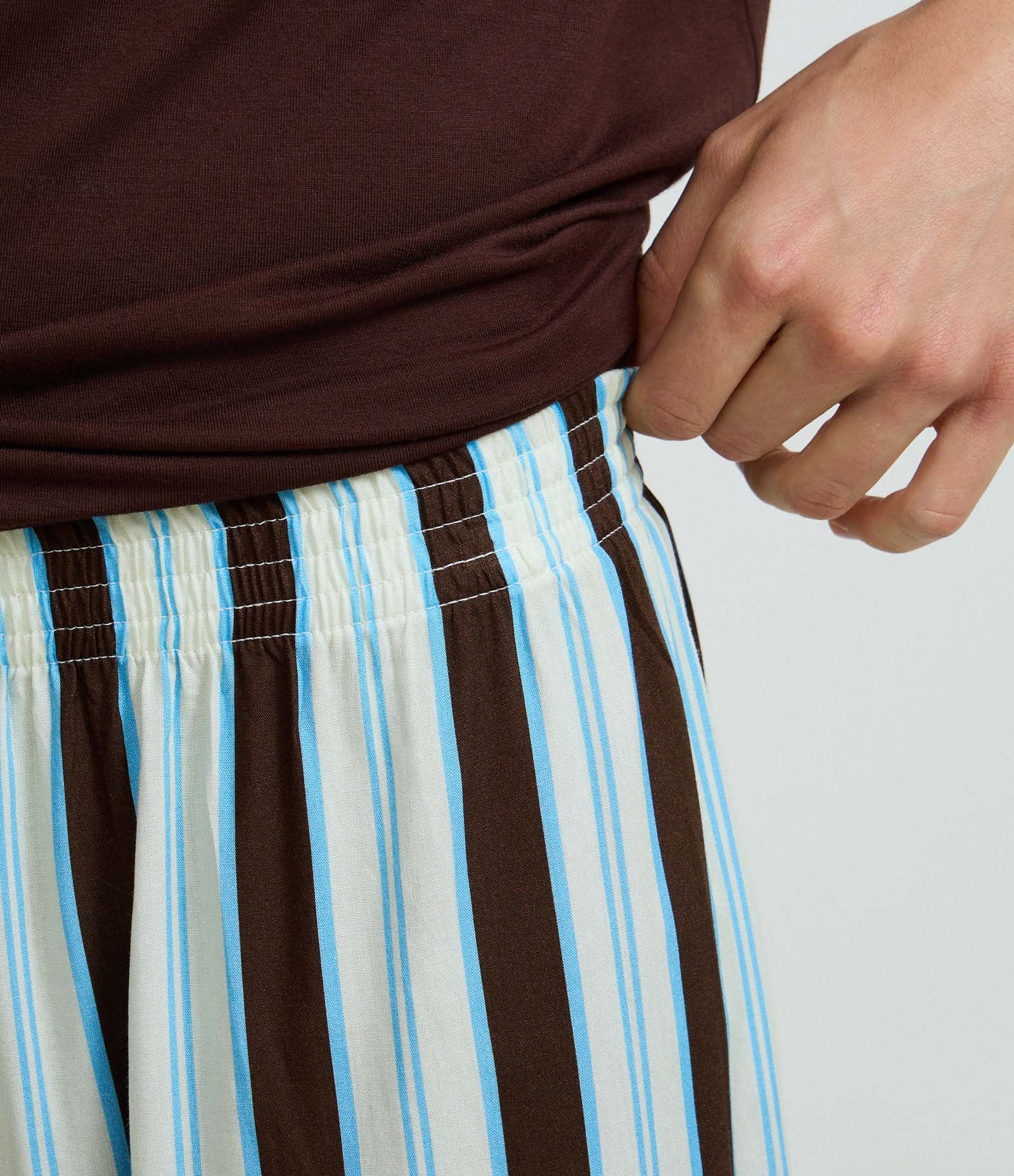Pijama Curto em Viscose com Estampa de Listras Verticais Marrom 3