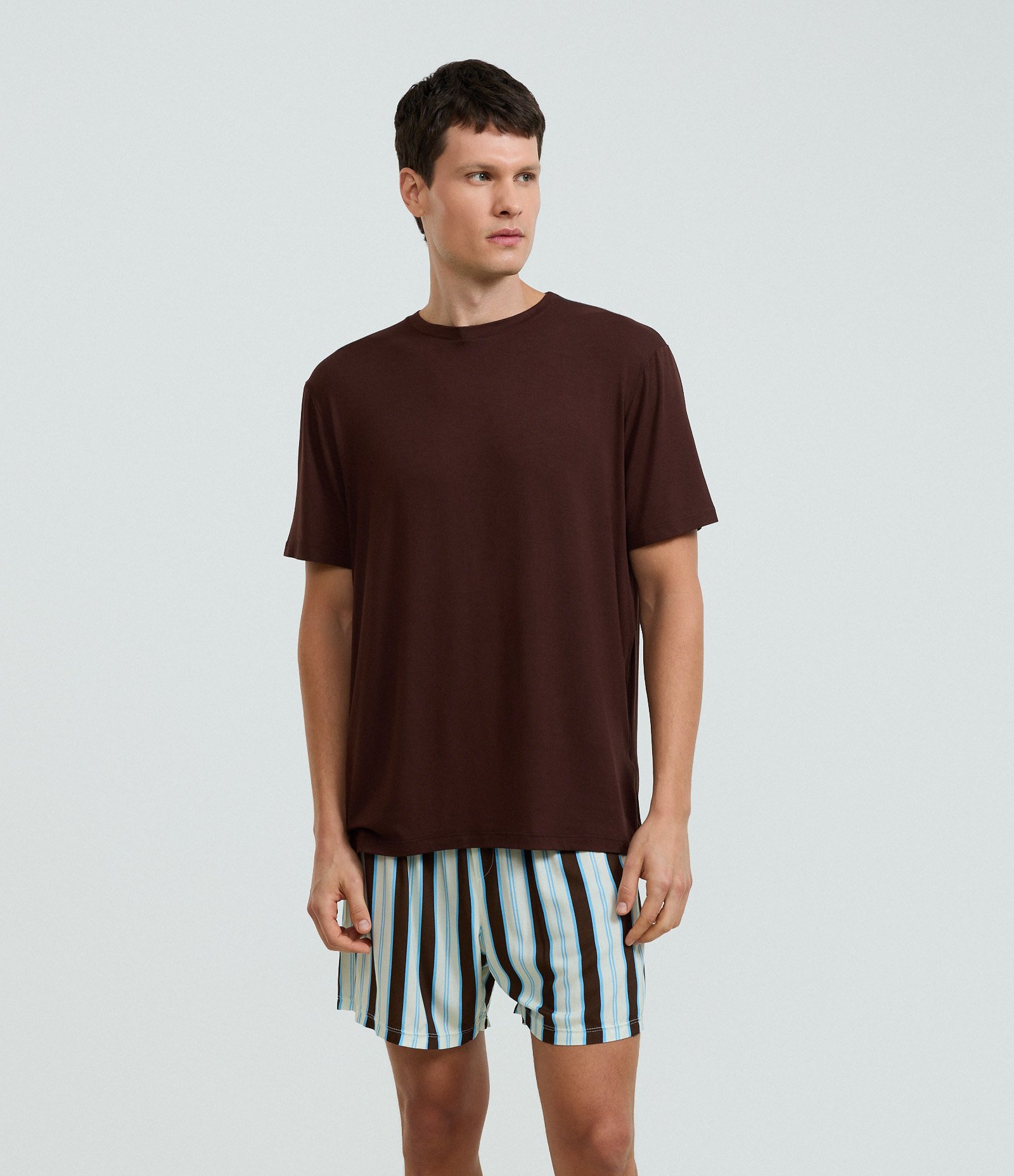 Pijama Curto em Viscose com Estampa de Listras Verticais Marrom 4