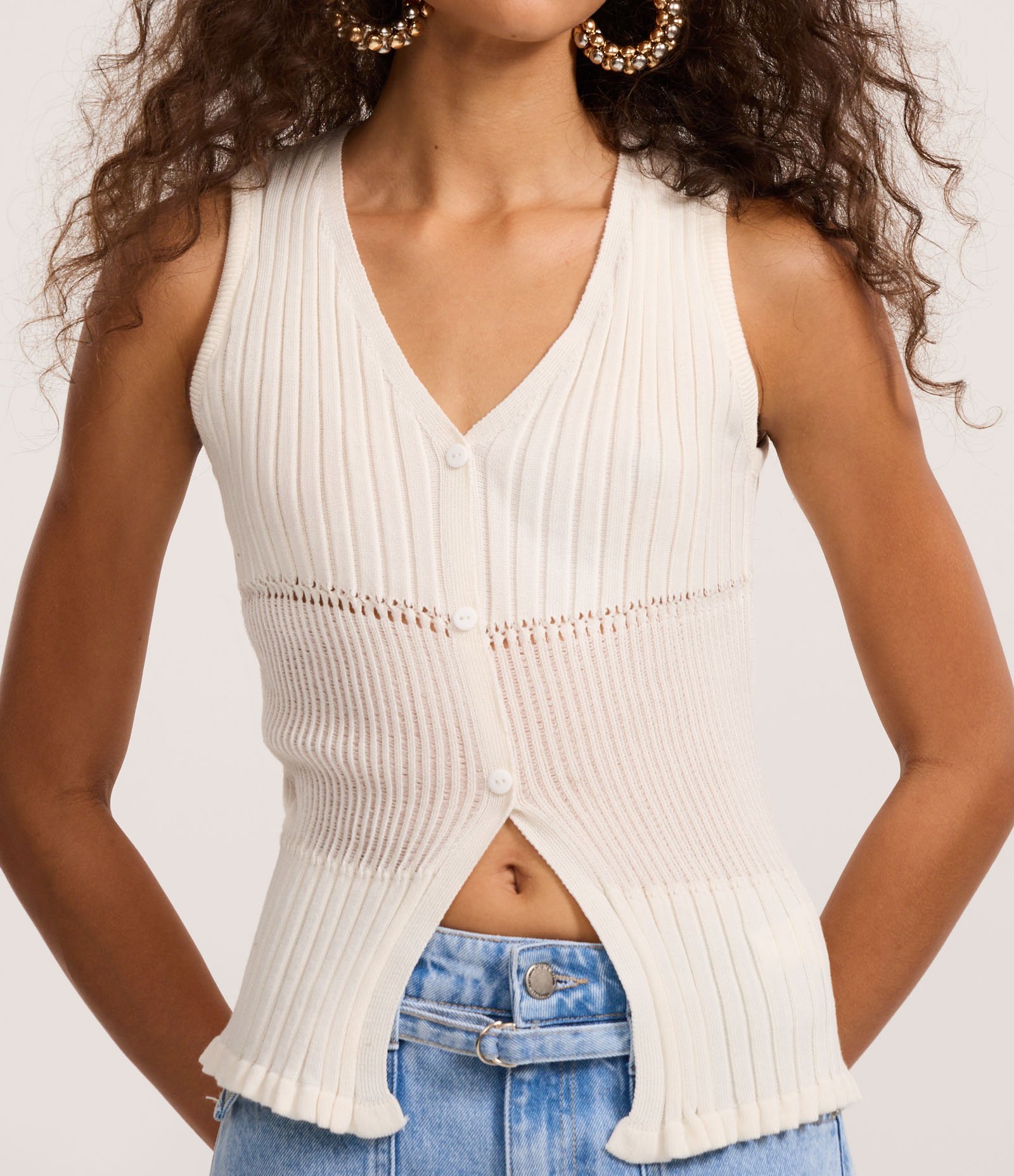 Blusa Regata em Tricô com Abotoamento Frontal Branco 4