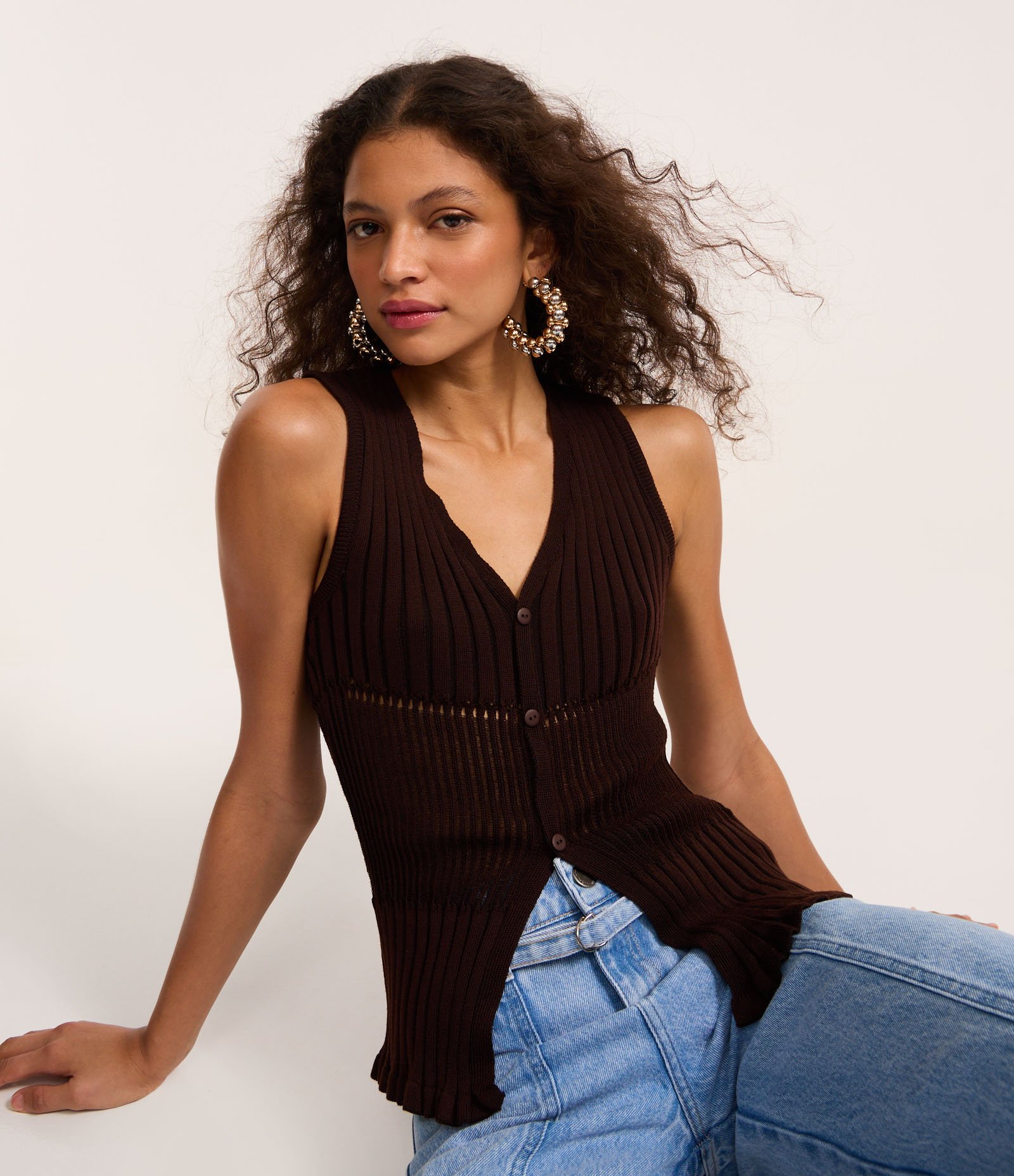 Blusa Regata em Tricô com Abotoamento Frontal Marrom 1