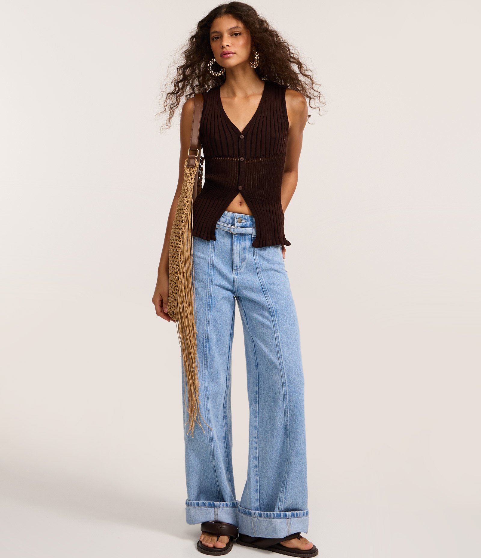 Blusa Regata em Tricô com Abotoamento Frontal Marrom 2