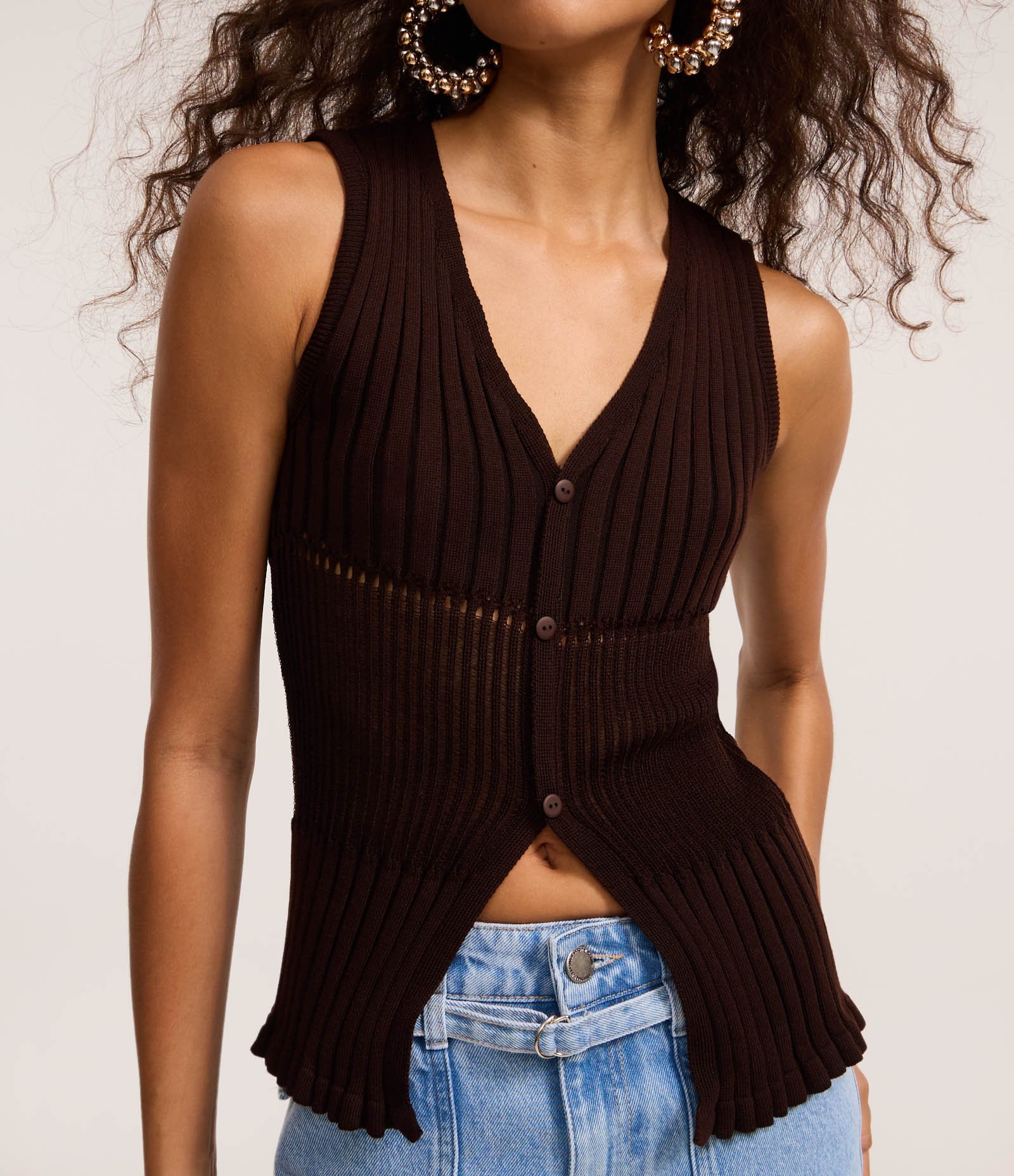 Blusa Regata em Tricô com Abotoamento Frontal Marrom 4