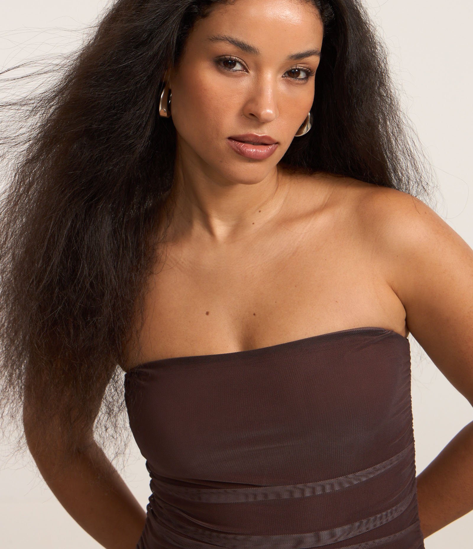 Vestido Evasê Curto em Tule com Babados na Saia Marrom 3