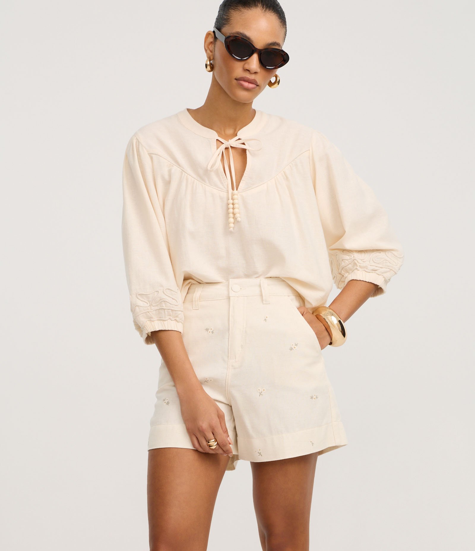 Short Cintura Alta em Algodão com Bordado Floral Bege 2