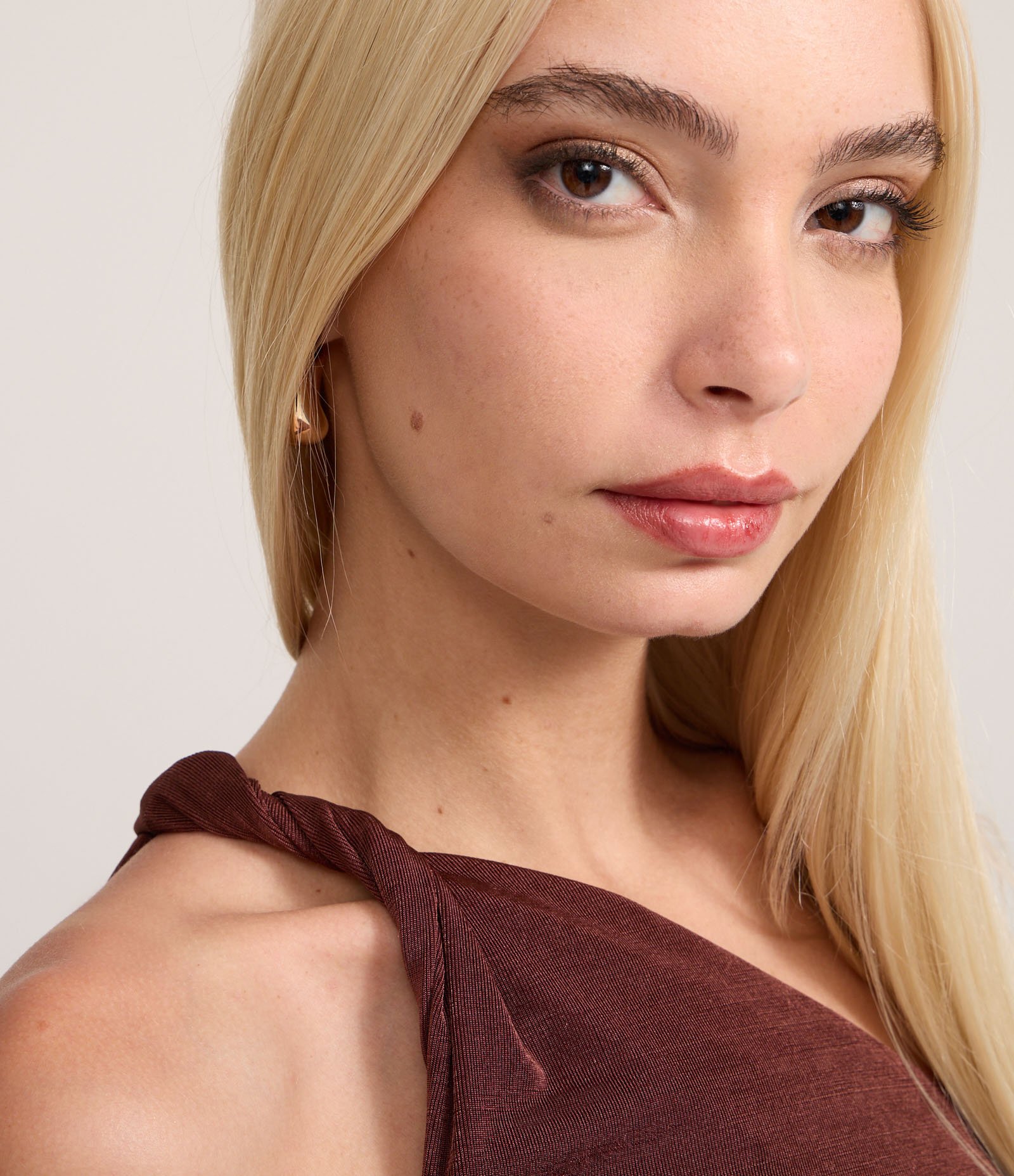 Blusa em Microfibra Ombro Só com Torcidinho e Barra Assimétrica Marrom 3