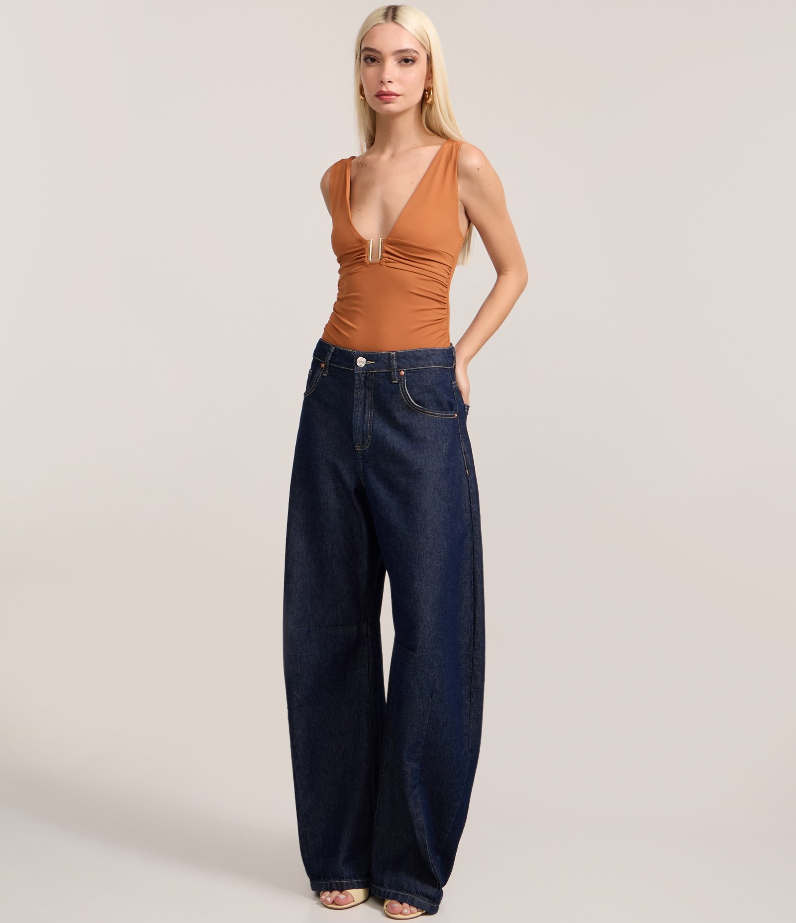 Body em Microfibra com Decote em V Profundo e Aviamento Marrom 2