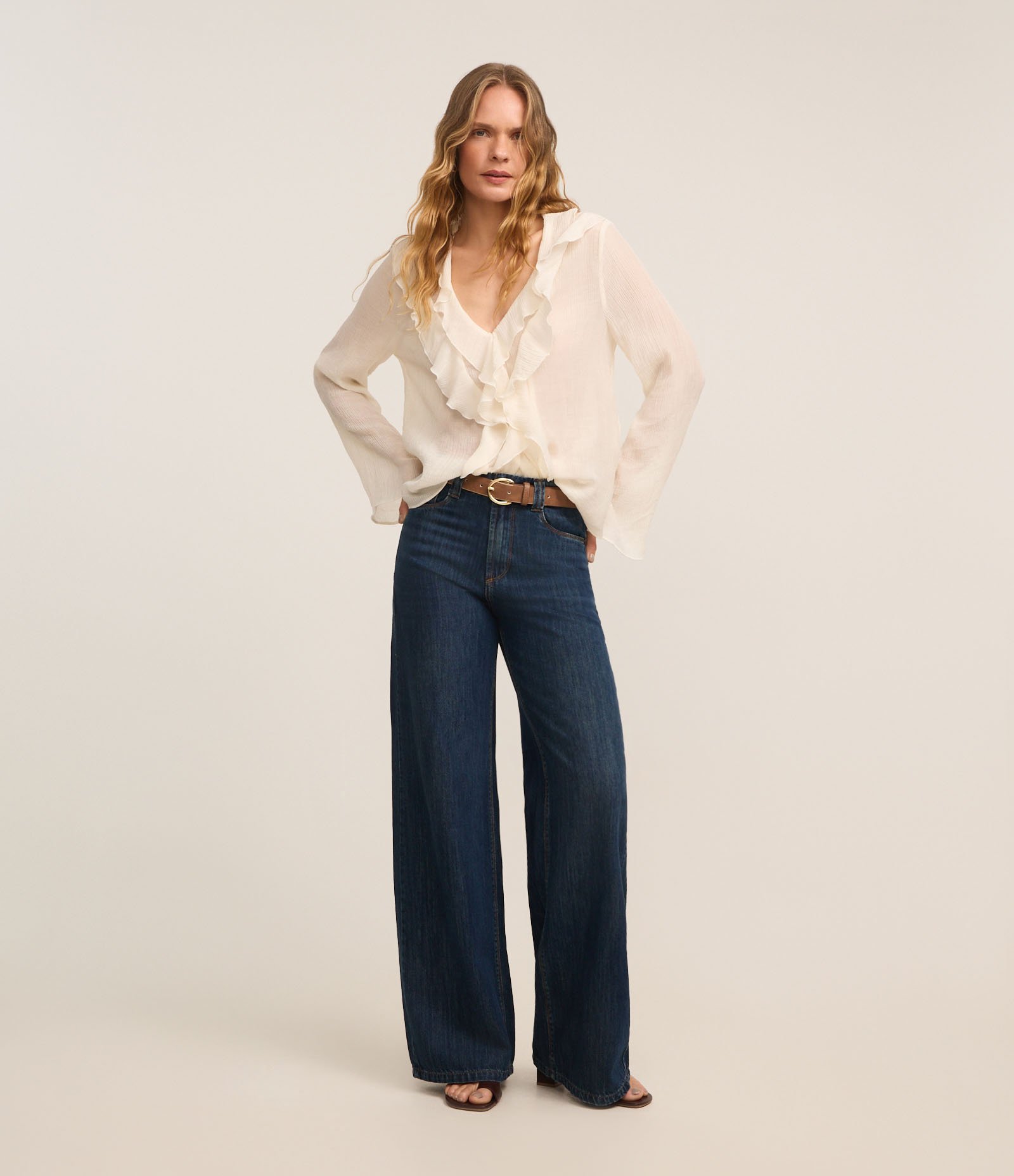 Blusa Texturizada em Viscose com Babado de Decote Off White 2