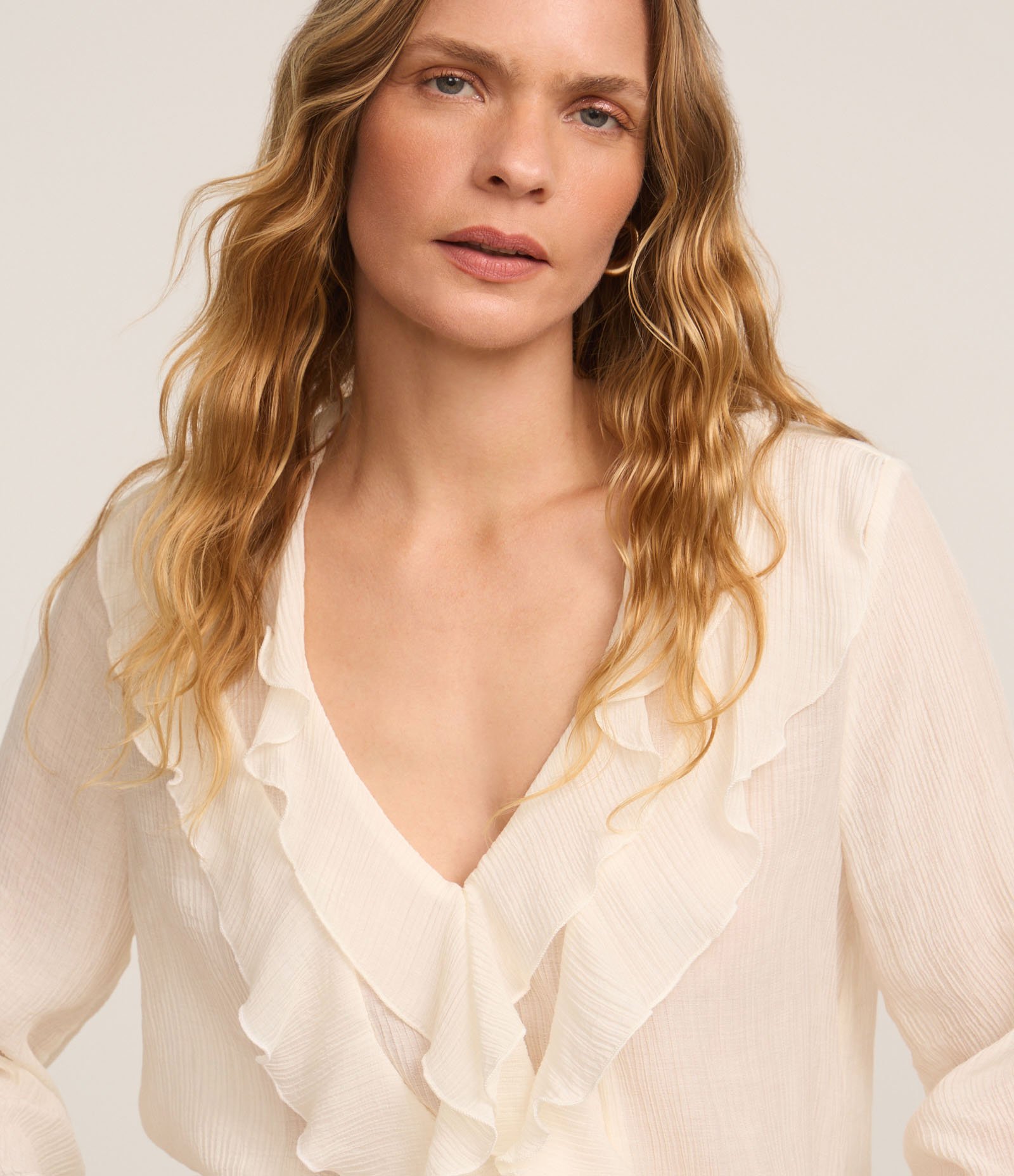 Blusa Texturizada em Viscose com Babado de Decote Off White 3