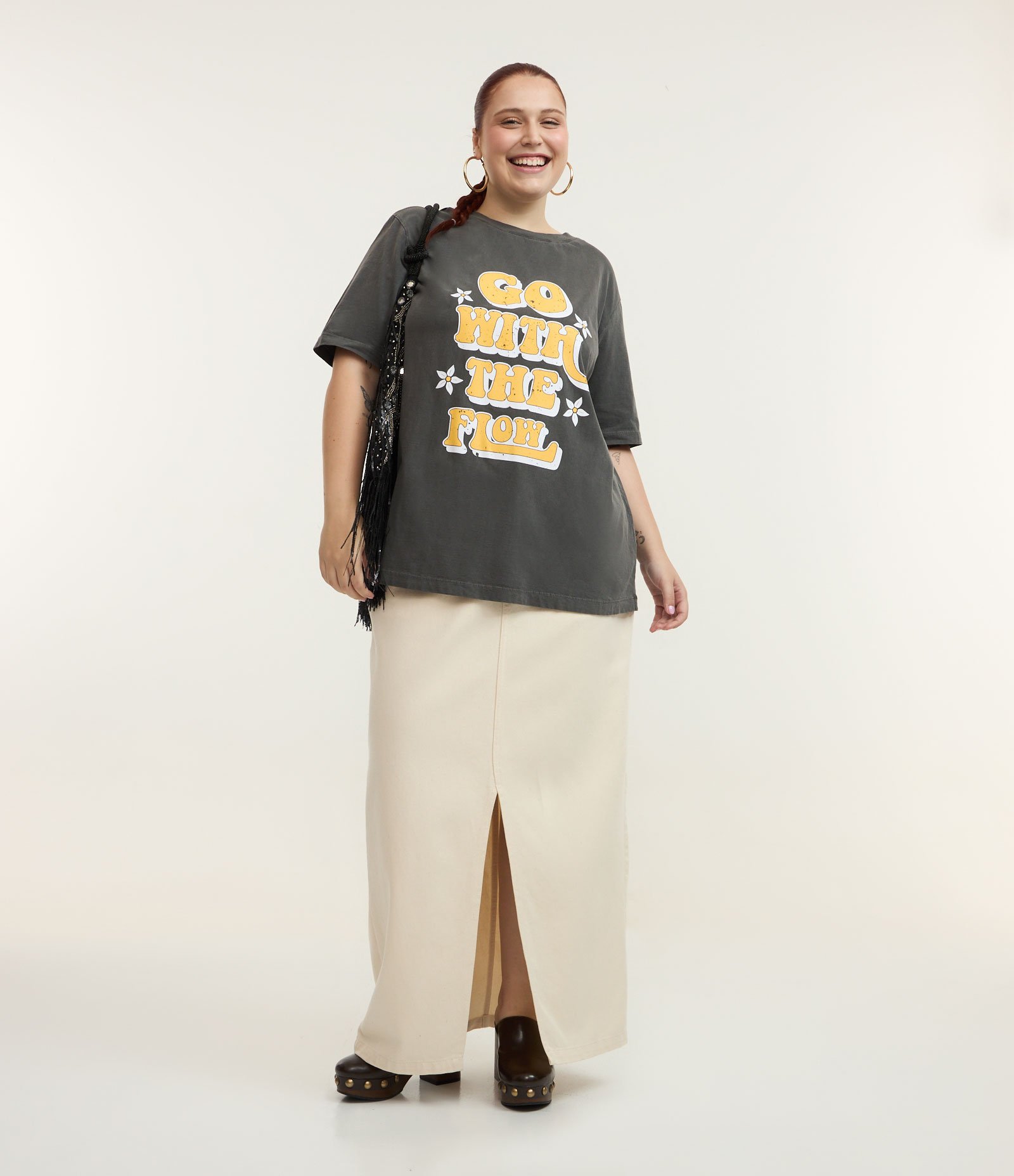 Camiseta com Estampa Go With the Flow Curve & Plus SIze Preto Estonado 2