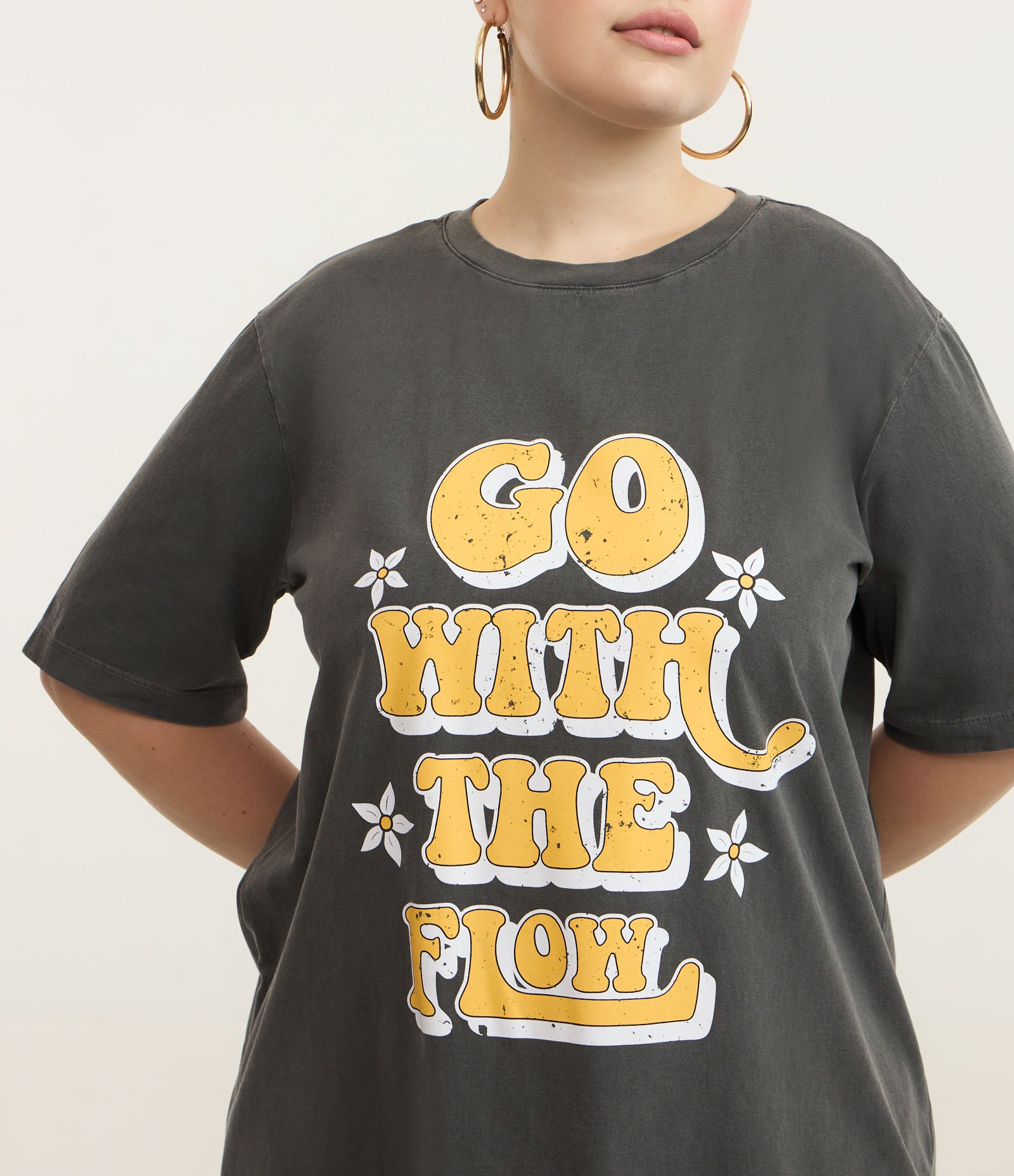 Camiseta com Estampa Go With the Flow Curve & Plus SIze Preto Estonado 3