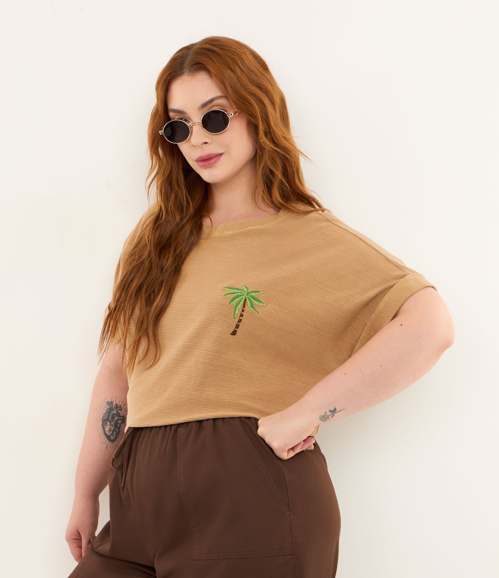 Camiseta em Algodão Texturizado com Bordado de Coqueiro Curve & Plus Size Bege 1
