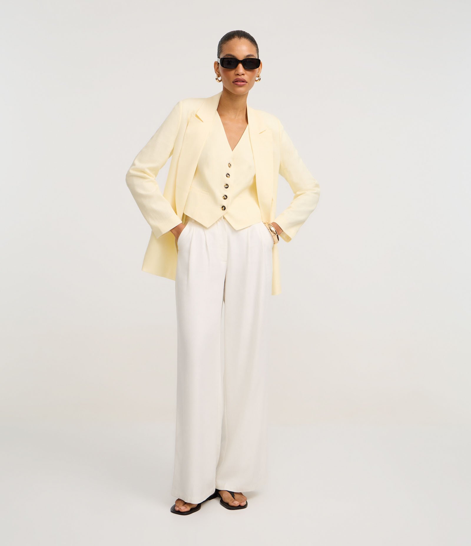 Blazer em Viscolinho com Lapelas e Botão Único Amarelo Pastel 2