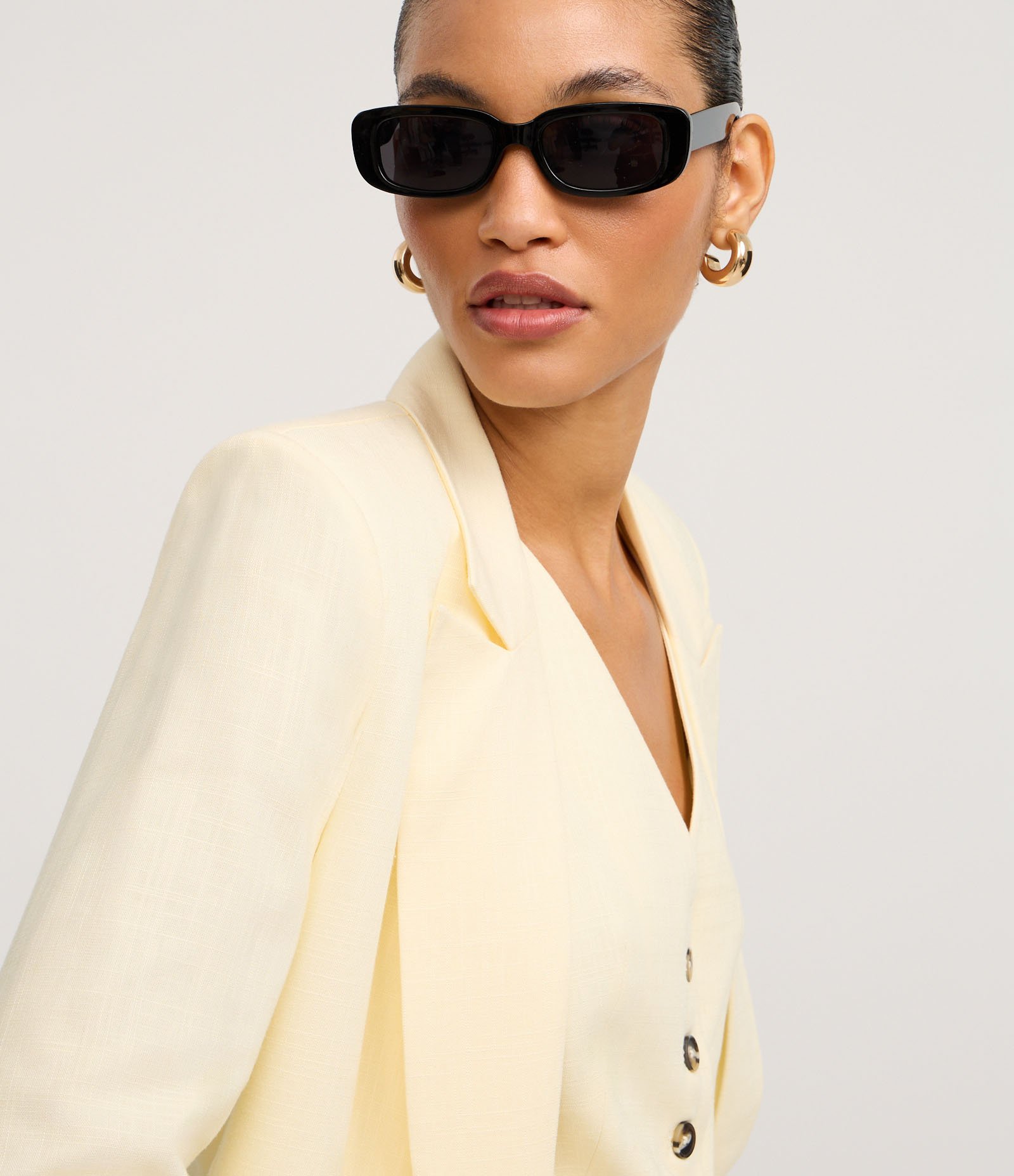 Blazer em Viscolinho com Lapelas e Botão Único Amarelo Pastel 3