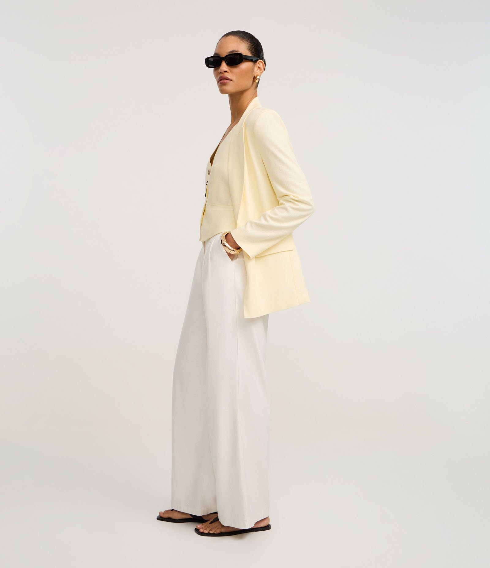 Blazer em Viscolinho com Lapelas e Botão Único Amarelo Pastel 4