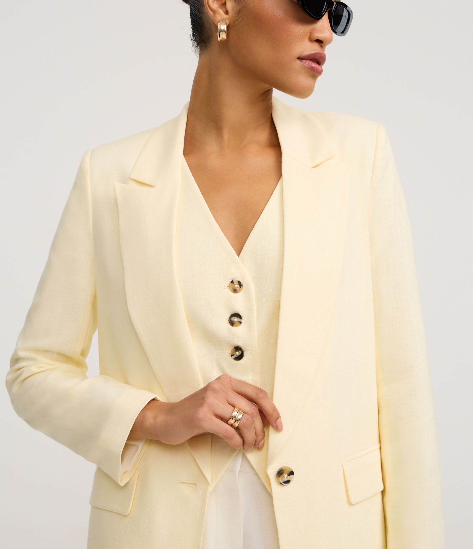 Blazer em Viscolinho com Lapelas e Botão Único Amarelo Pastel 5