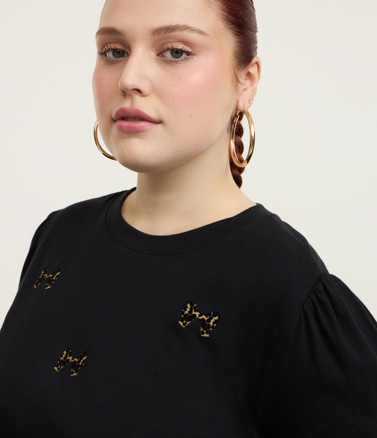 Camiseta em Algodão com Manga Bufante e Lacinhos Flocados Curve & Plus Size Preto 3