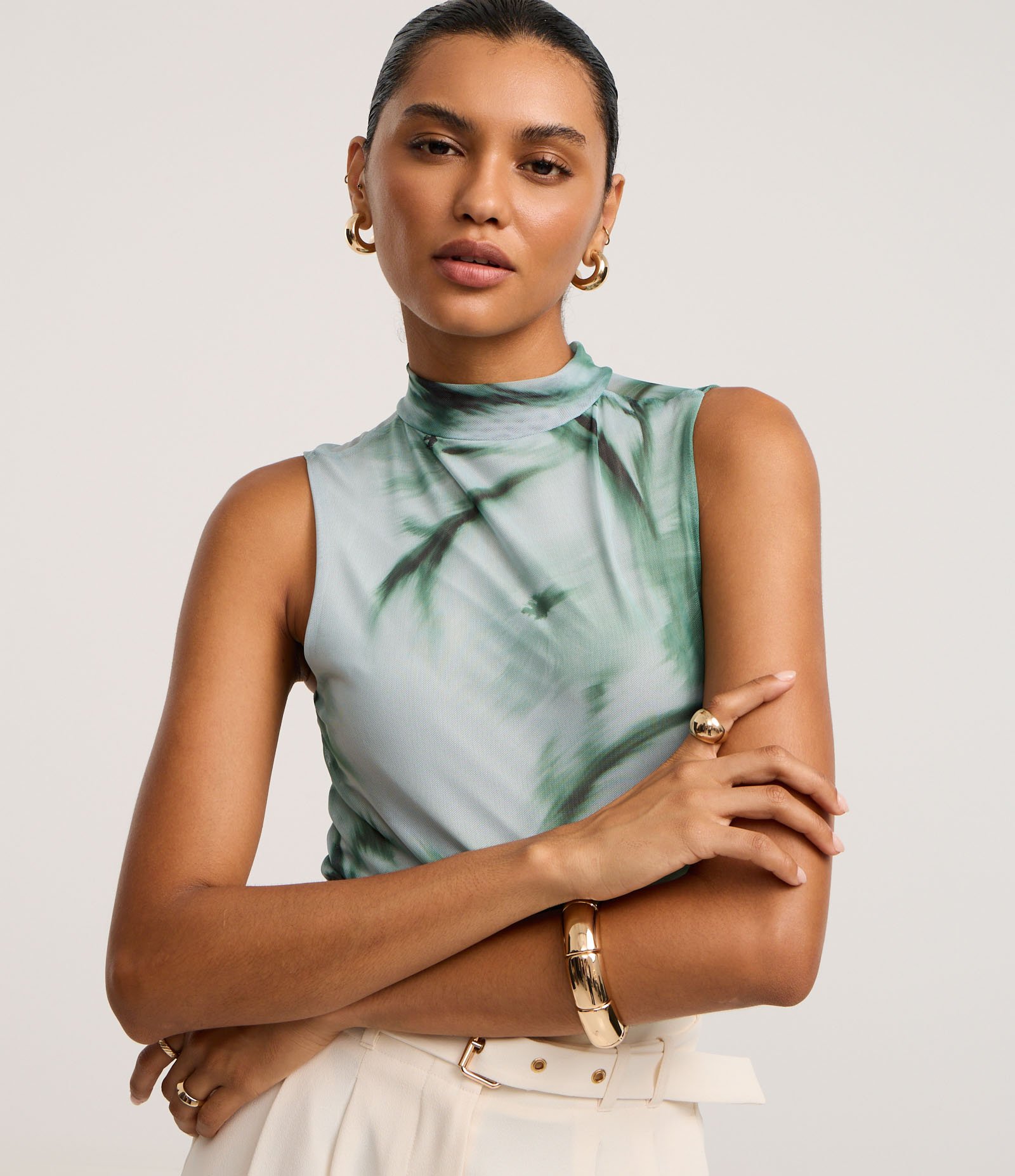 Blusa em Tule com Gola Alta e Estampa Abstrata Verde 1