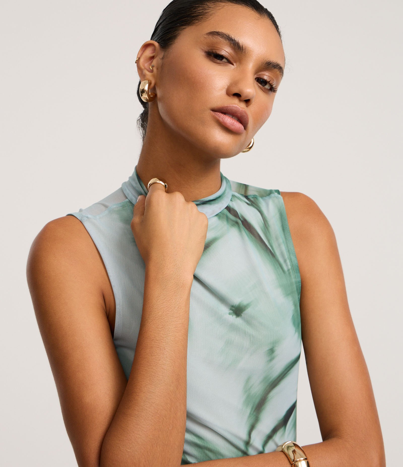 Blusa em Tule com Gola Alta e Estampa Abstrata Verde 3