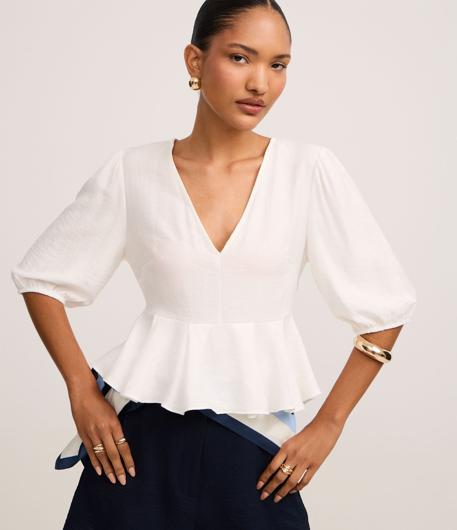 Blusa Peplum em Crepe com Manga 3/4 e Decote V Off White 1