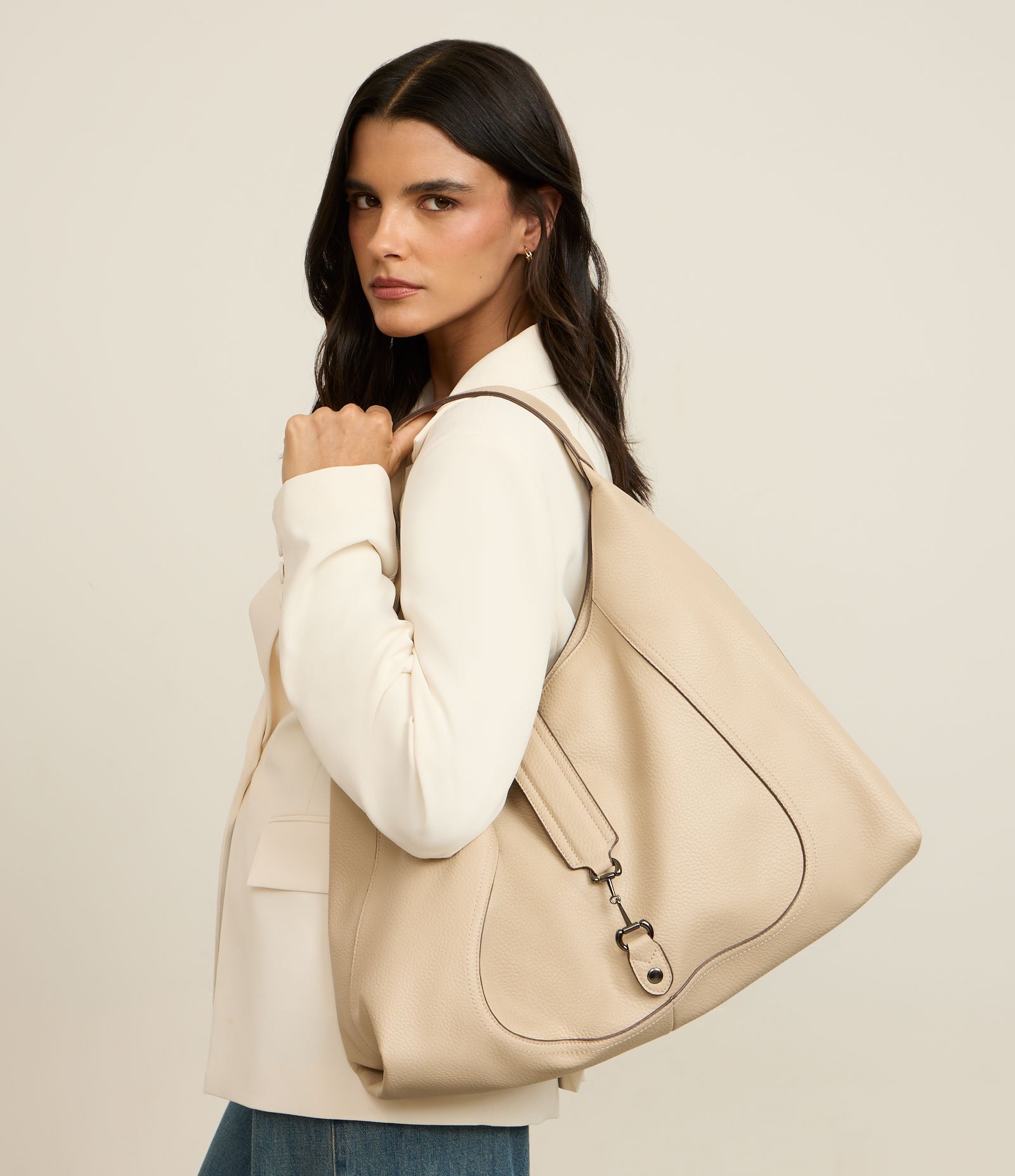 Bolsa Hobo Floater Grande com Alça de Fivela Diferenciada Bege 1