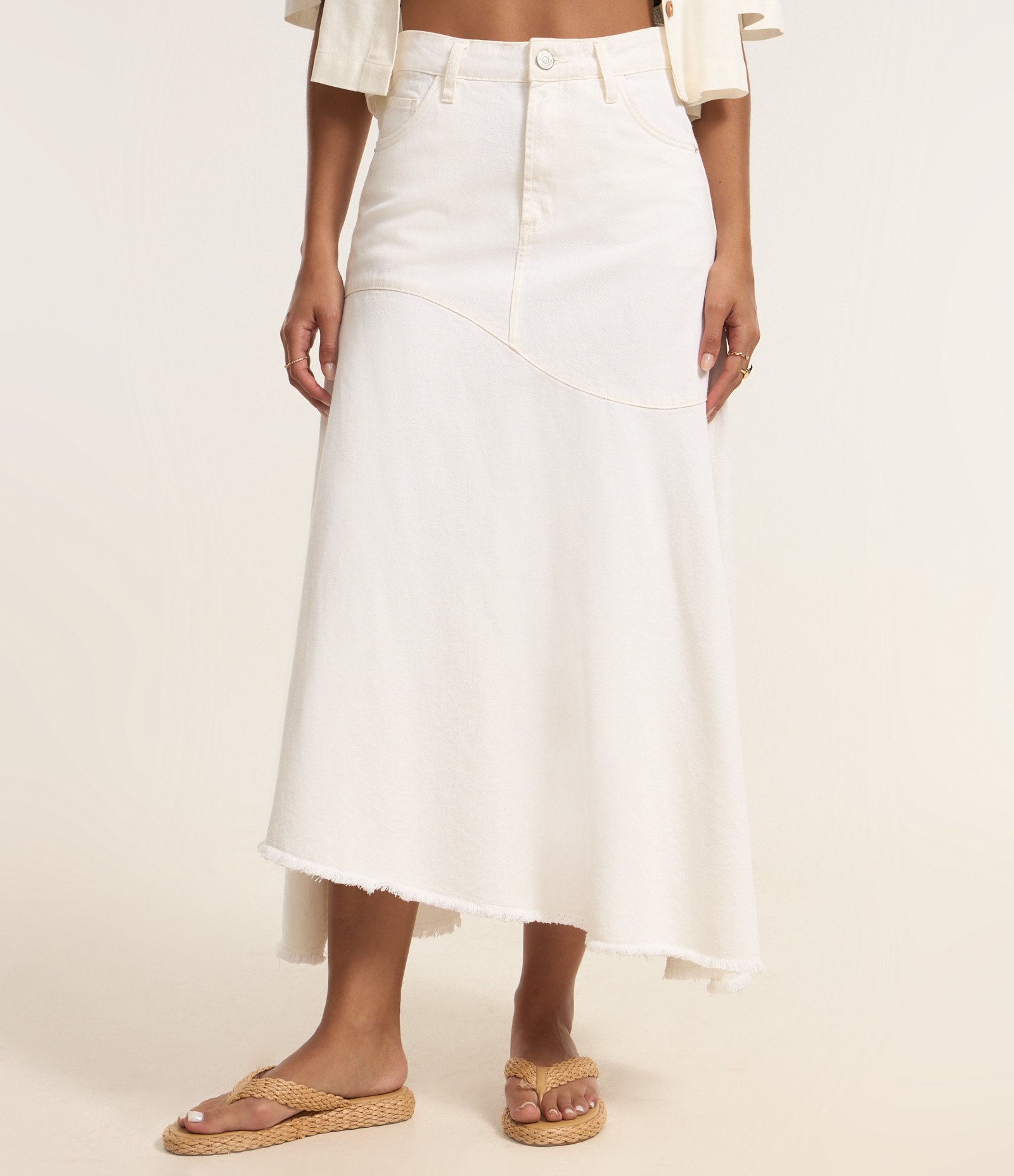 Saia Midi em Jeans com Barra Assimétrica Desteita Off White 3