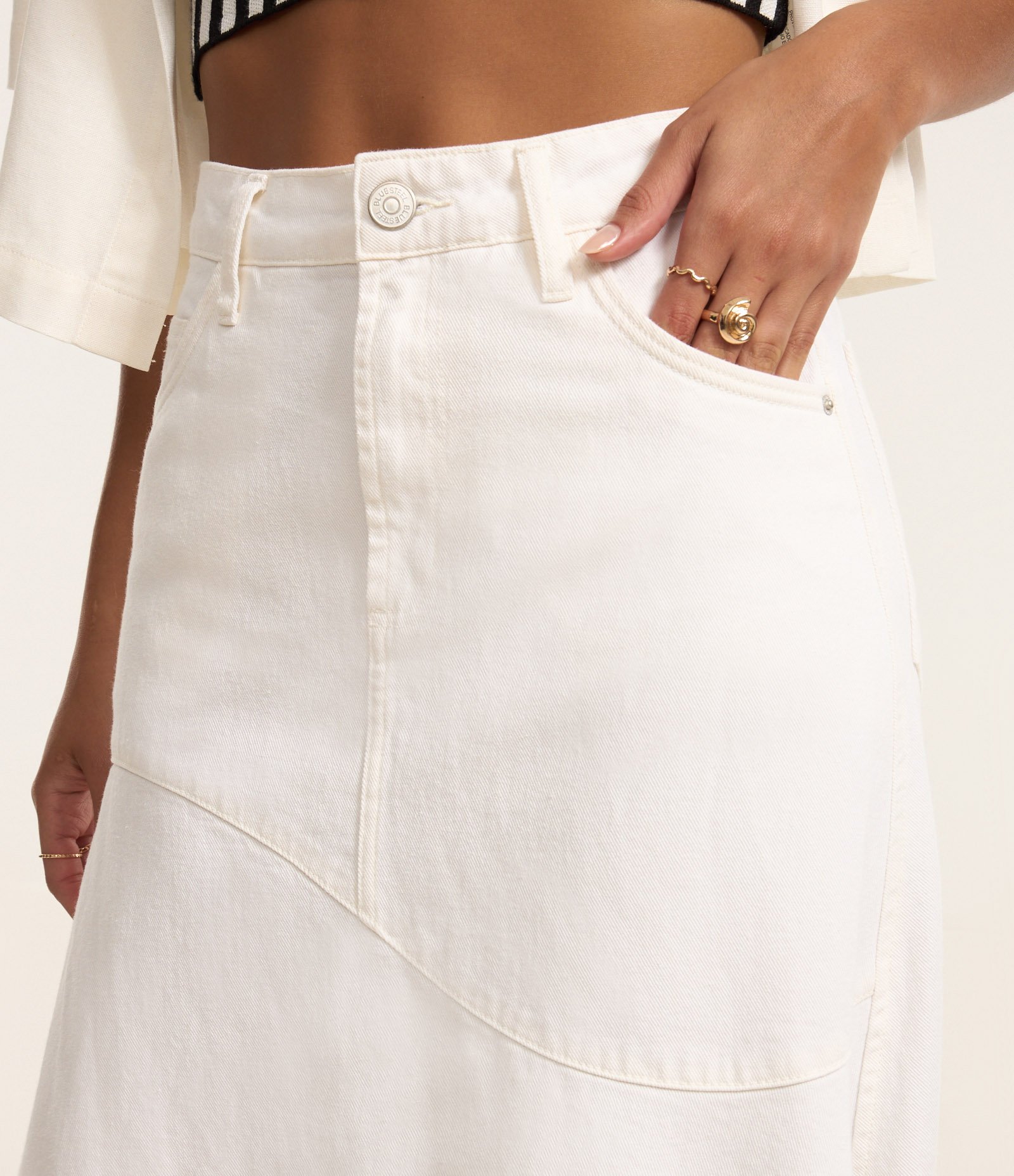 Saia Midi em Jeans com Barra Assimétrica Desteita Off White 4