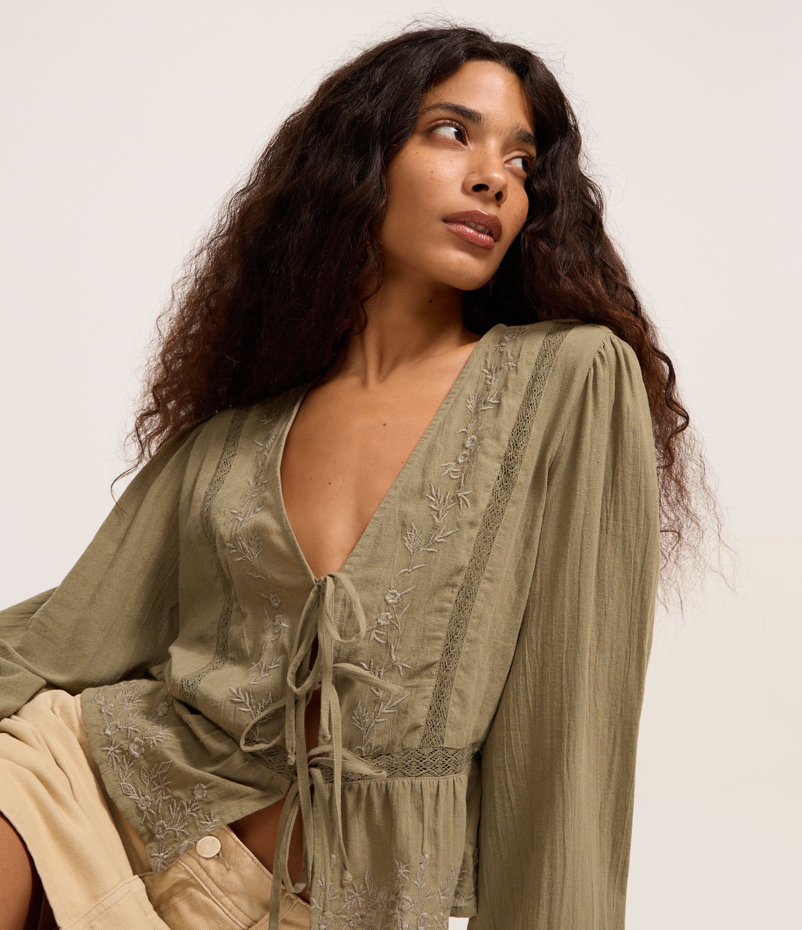 Blusa Bata com Bordado e Amarração Frontal Verde 1