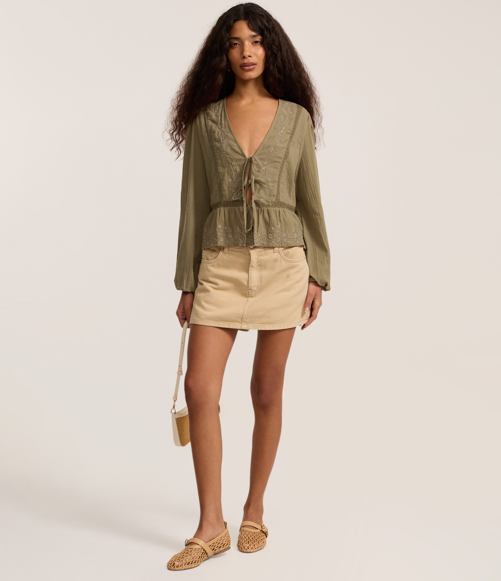 Blusa Bata com Bordado e Amarração Frontal Verde 2