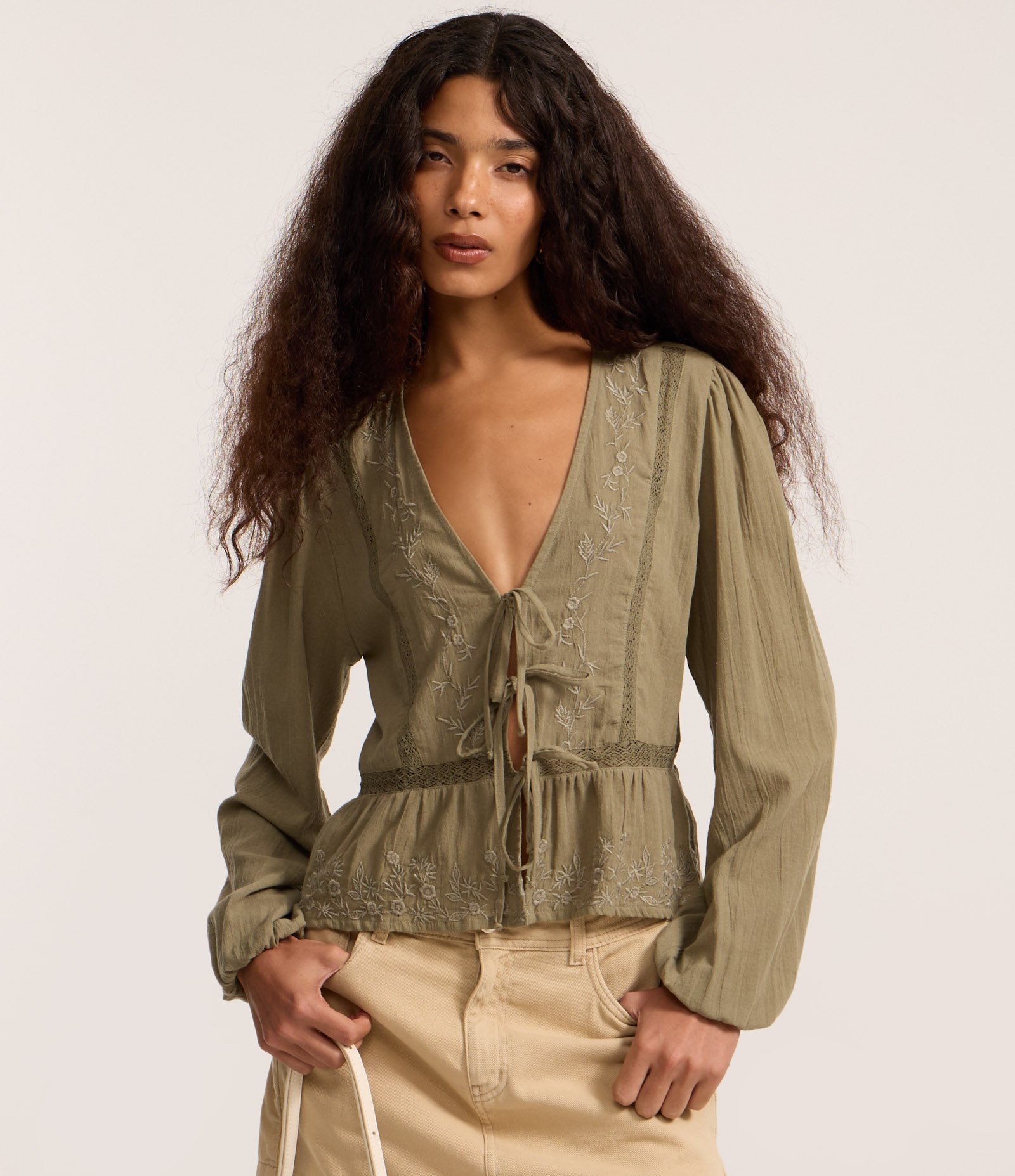 Blusa Bata com Bordado e Amarração Frontal Verde 3