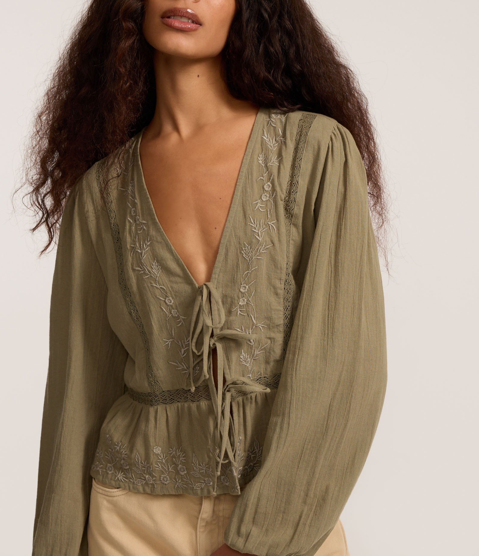 Blusa Bata com Bordado e Amarração Frontal Verde 4