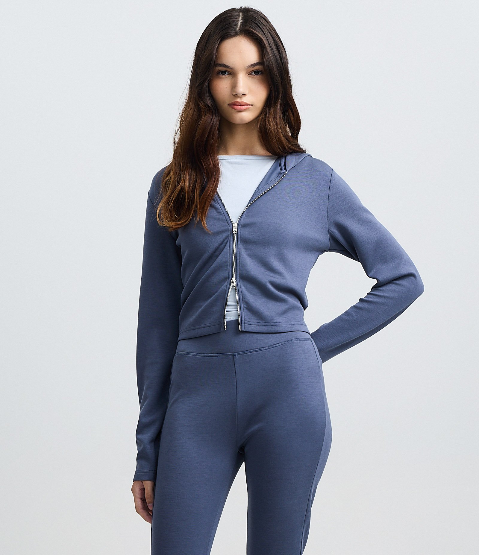 Jaqueta em Modal com Capuz e Fechamento em Zíper Azul 1