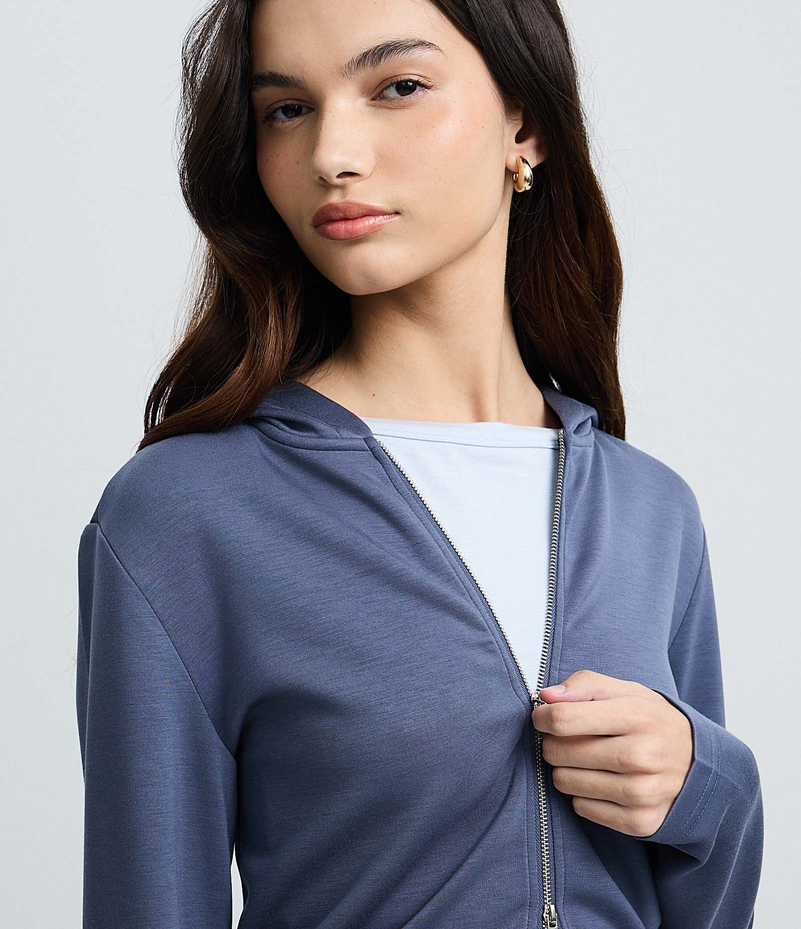 Jaqueta em Modal com Capuz e Fechamento em Zíper Azul 4