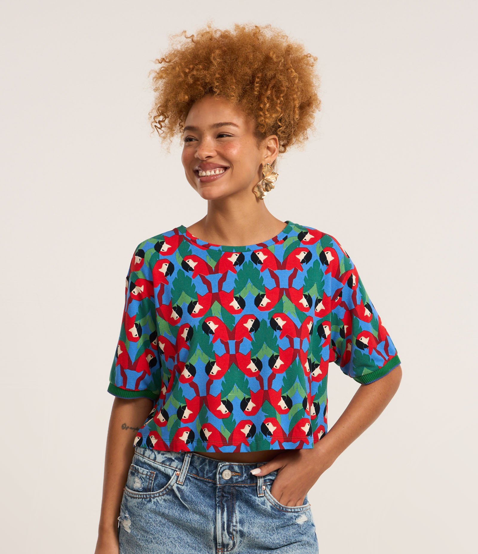 Blusa T-shirt em Viscose com Estampa Tropical Geométrica Multicores 1