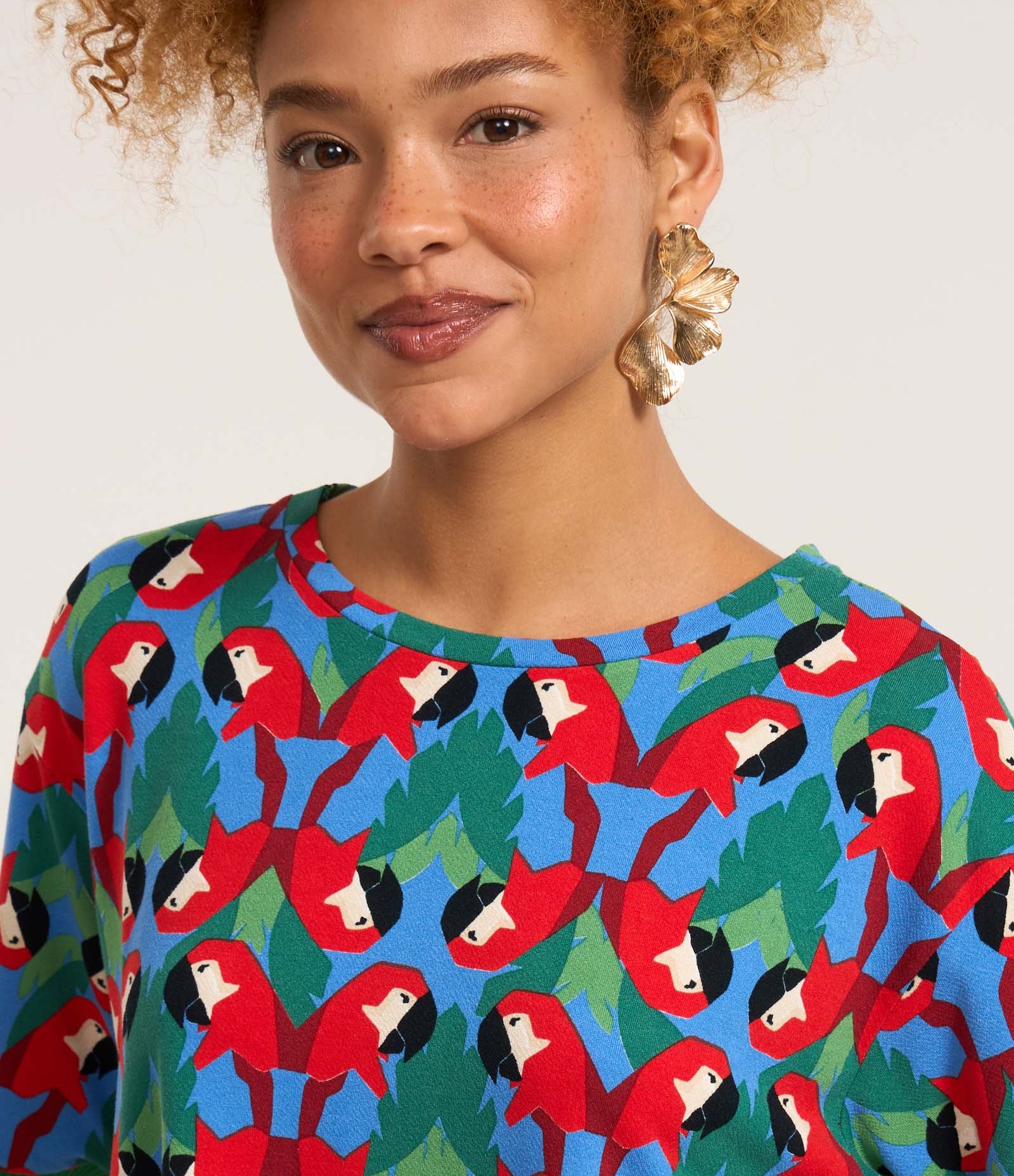 Blusa T-shirt em Viscose com Estampa Tropical Geométrica Multicores 3